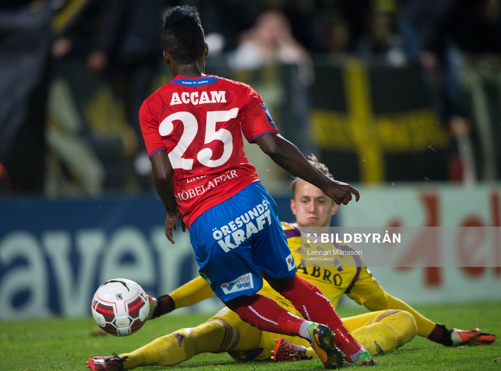 Helsingborgs David Accam dribblar AIK-målvakten Patrik Carlgren och gör 3-0 i matchen i allsvenskan mellan Helsingborg och AIK 15 september 2014.