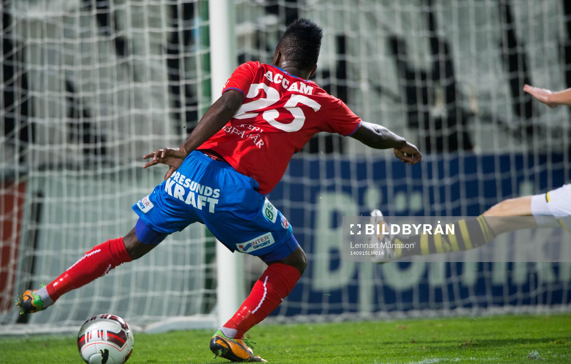 Helsingborgs David Accam lurar Nils-Eric Johansson och gör