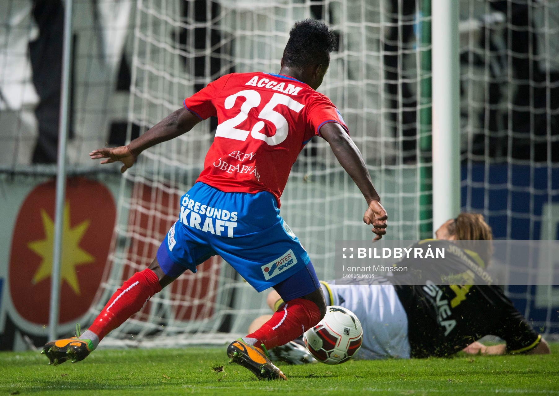 Helsingborgs David Accam lurar Nils-Eric Johansson och gör