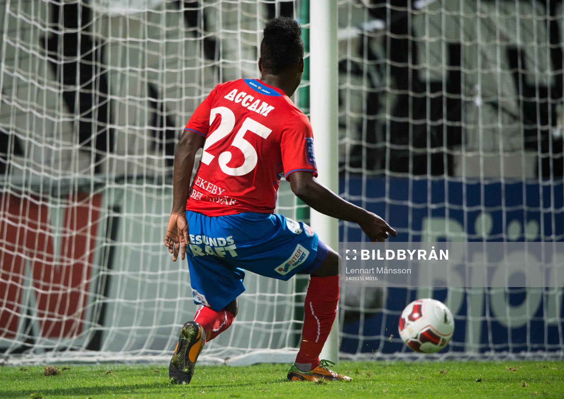 Helsingborgs David Accam lurar Nils-Eric Johansson och gör
