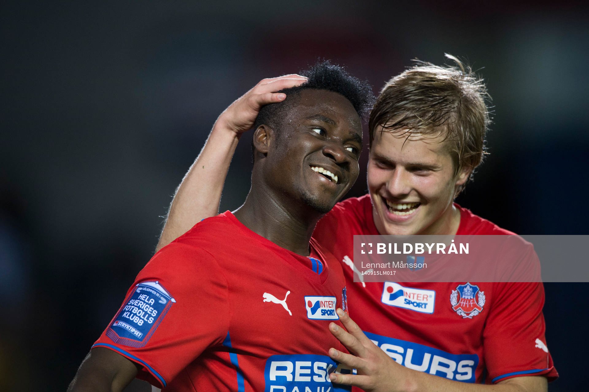 Helsingborgs David Accam har gjort 2-0 och grattas av Jere