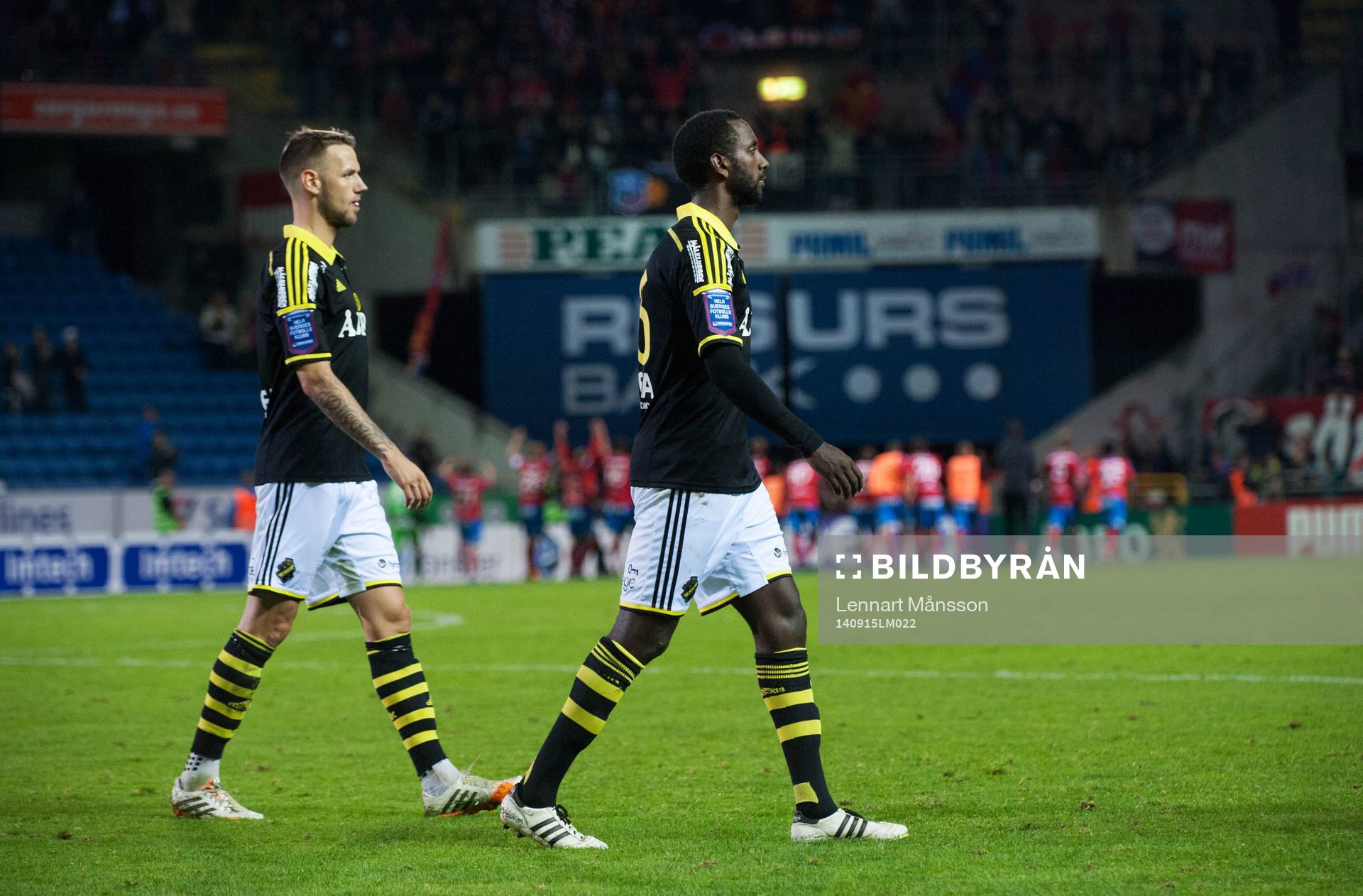 AIK:s Aleksander Milosevic och Henok Goitom vandrar av plan efter förlusten i matchen i allsvenskan mellan Helsingborg och AIK 15 september 2014.