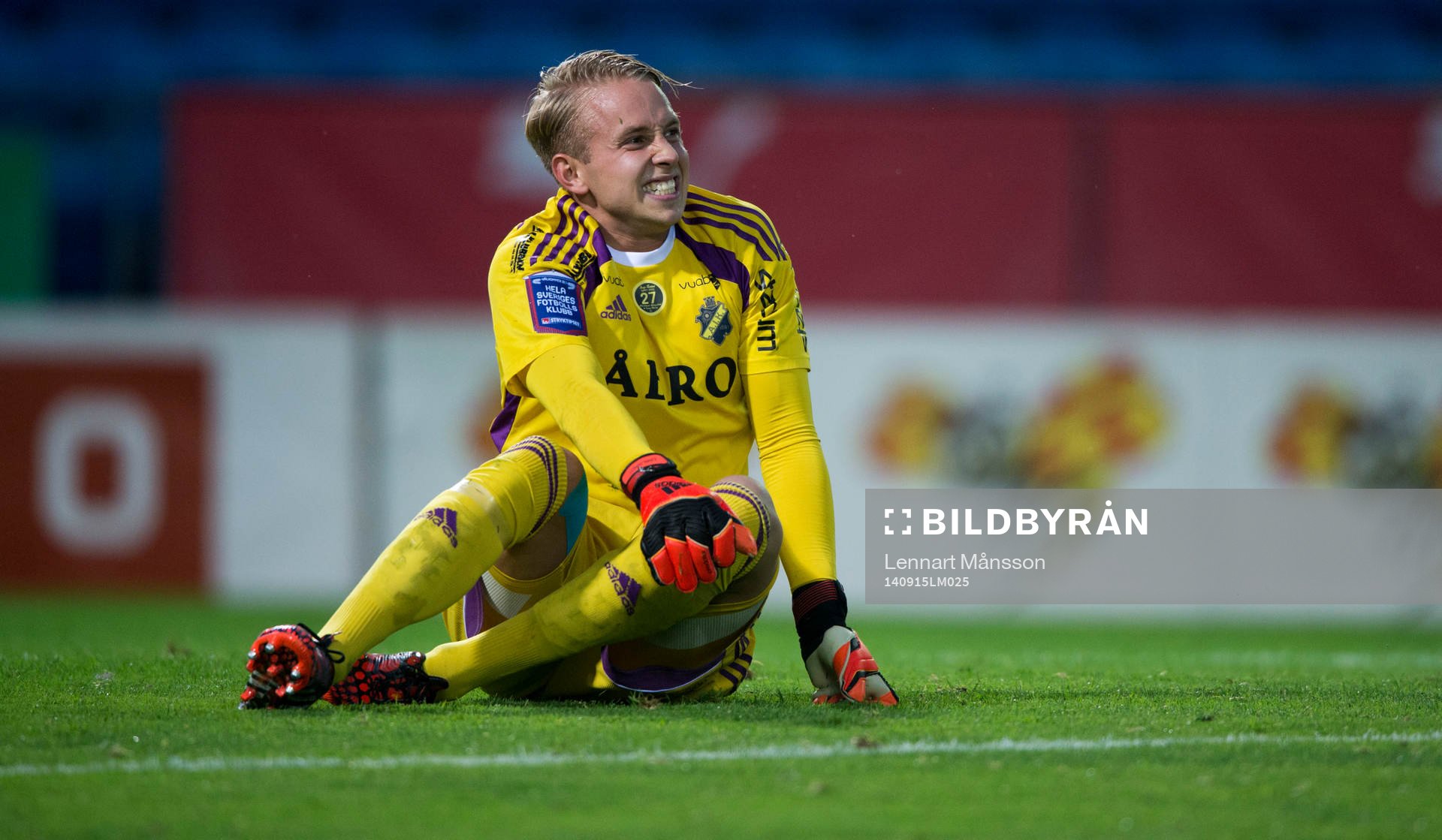 s målvakt Patrik Carlgren grinar illa i matchen i