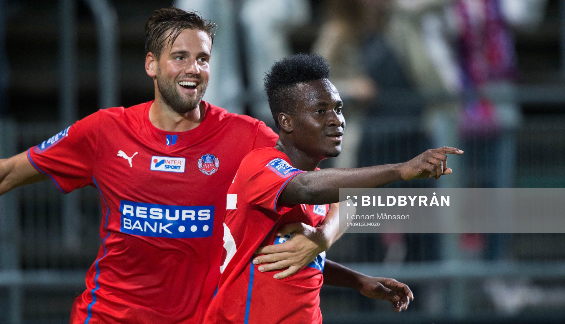 Helsingborgs David Accam har gjort 2-0 och grattas av