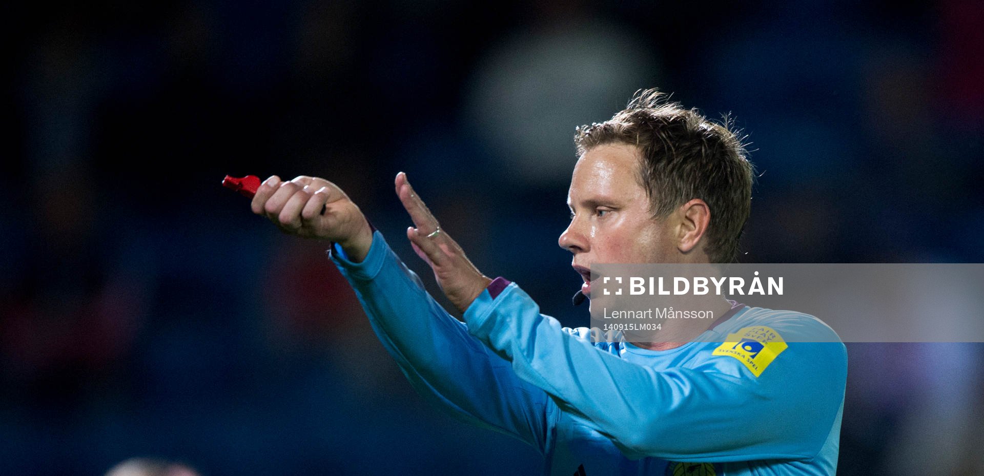 Domaren Markus Strömbergsson visar för hands i matchen i allsvenskan mellan Helsingborg och AIK 15 september 2014.