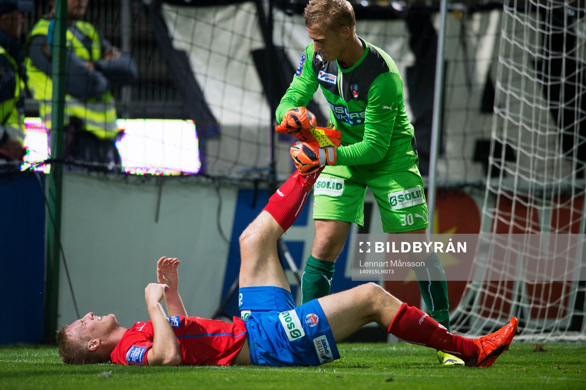 Helsingborgs Peter Larsson har fått kramp och får hjälp