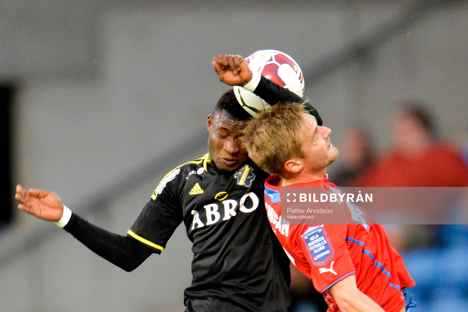 AIK:s Ibrahim Moro och Helsingborgs Johan Mårtensson under fotbollsmatchen i Allsvenskan mellan Helsingborg och AIK den 15 september 2014 i Helsingborg.