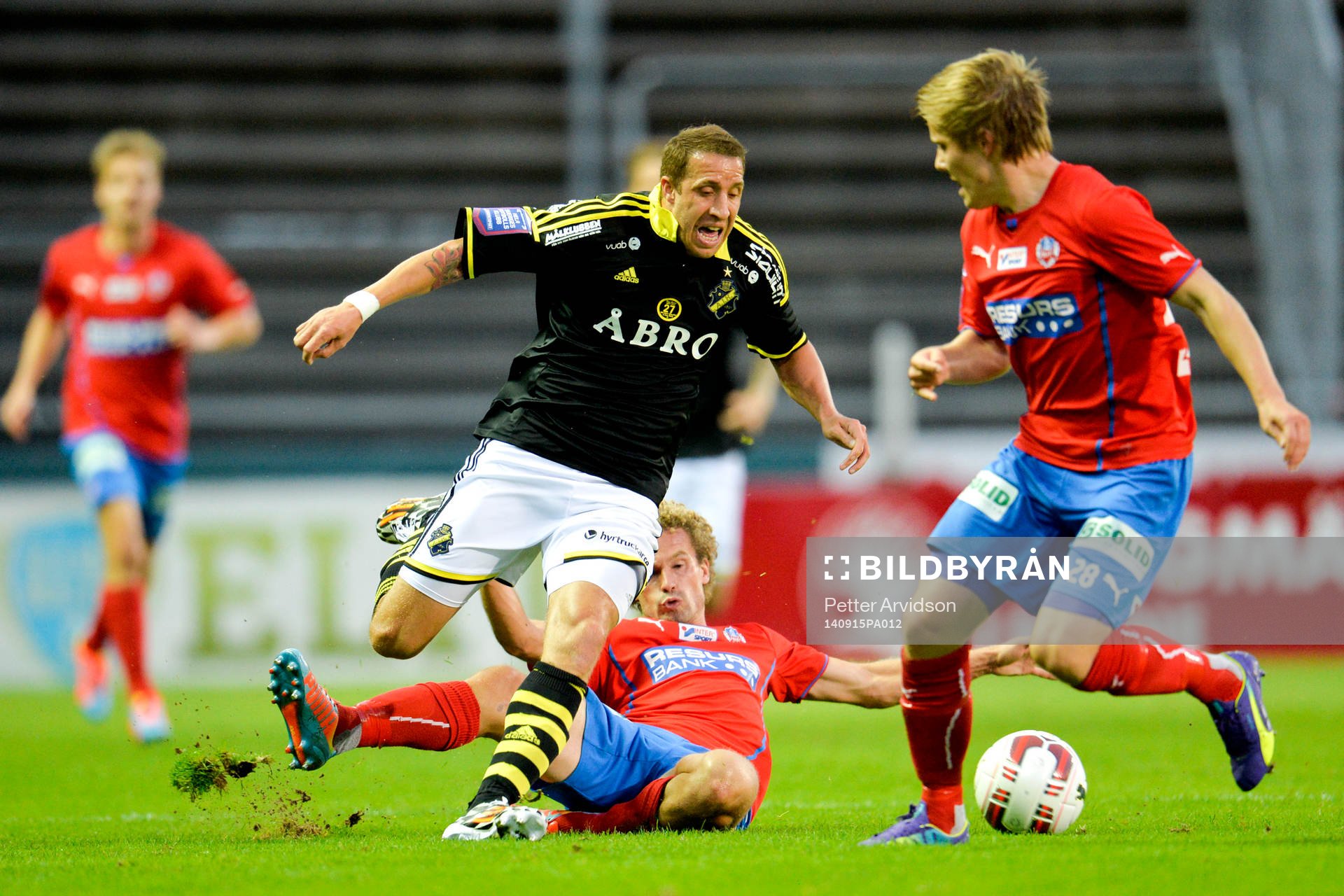 s Kenny Pavey glidtacklas av Helsingborgs Christoffer