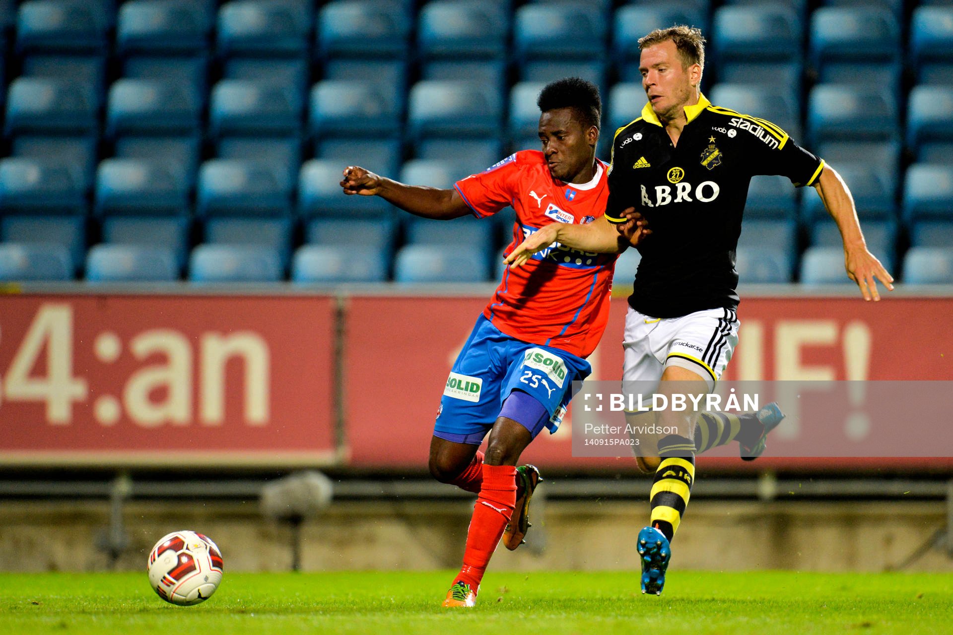 Helsingborgs David Accam och AIK:s Per Karlsson under fotbollsmatchen i Allsvenskan mellan Helsingborg och AIK den 15 september 2014 i Helsingborg.
