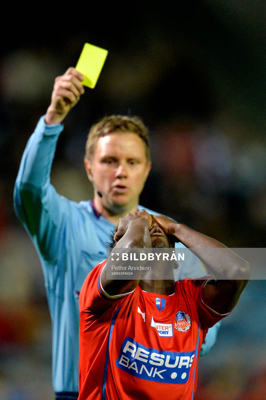 Helsingborgs David Accam får ett gult kort