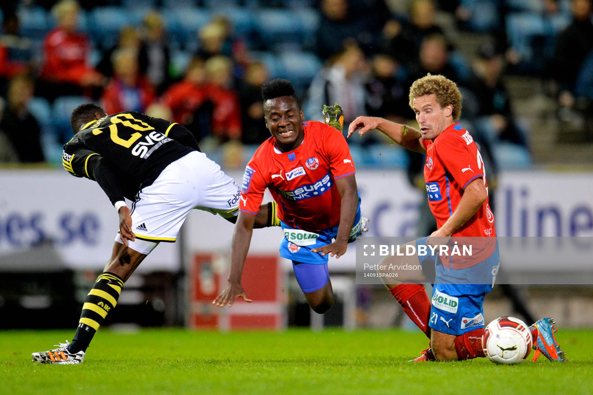 s Ibrahim Moro fäller Helsingborgs David Accam med