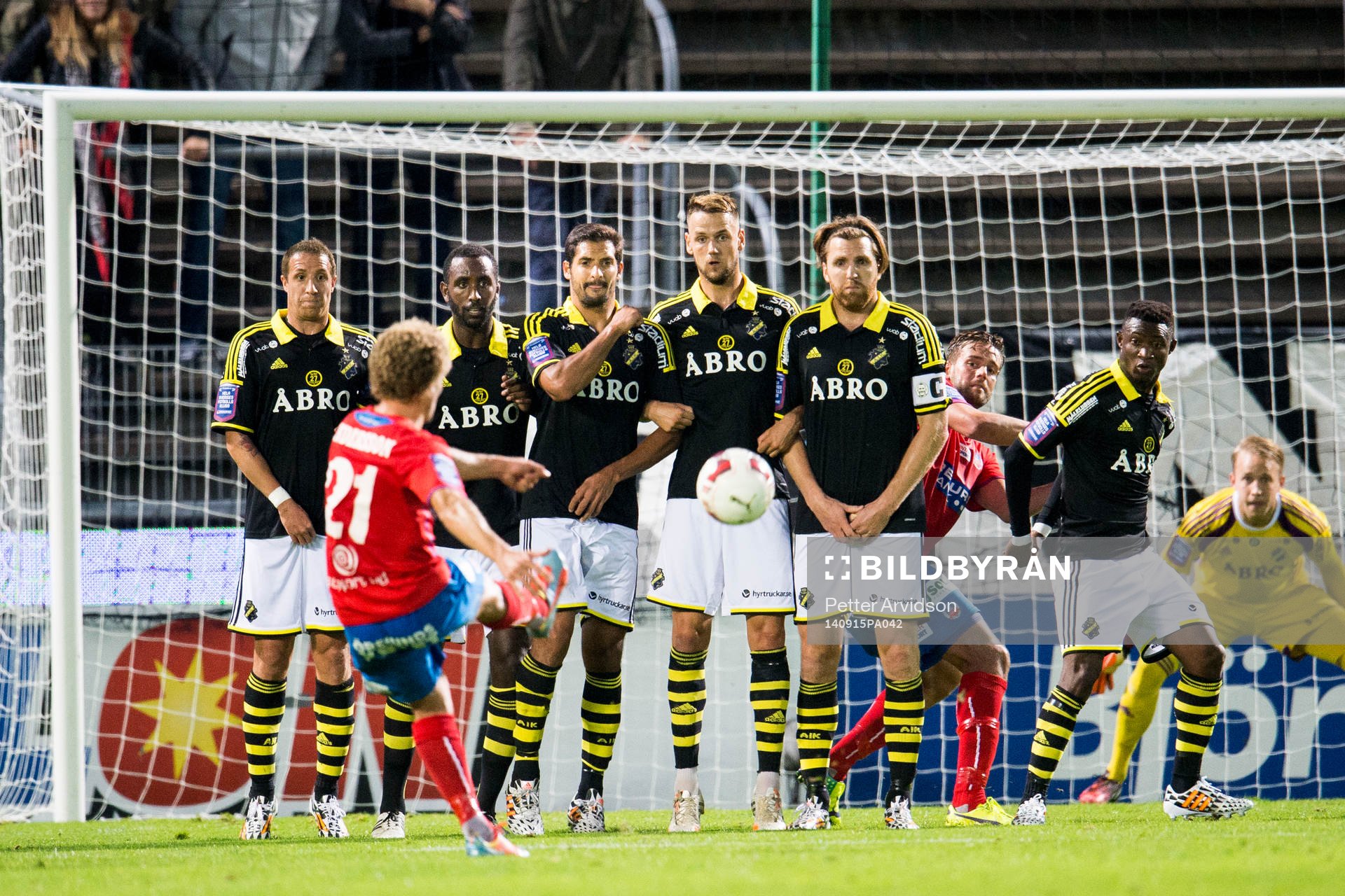 Helsingborgs Christoffer Andersson gör 1-0 på frispark