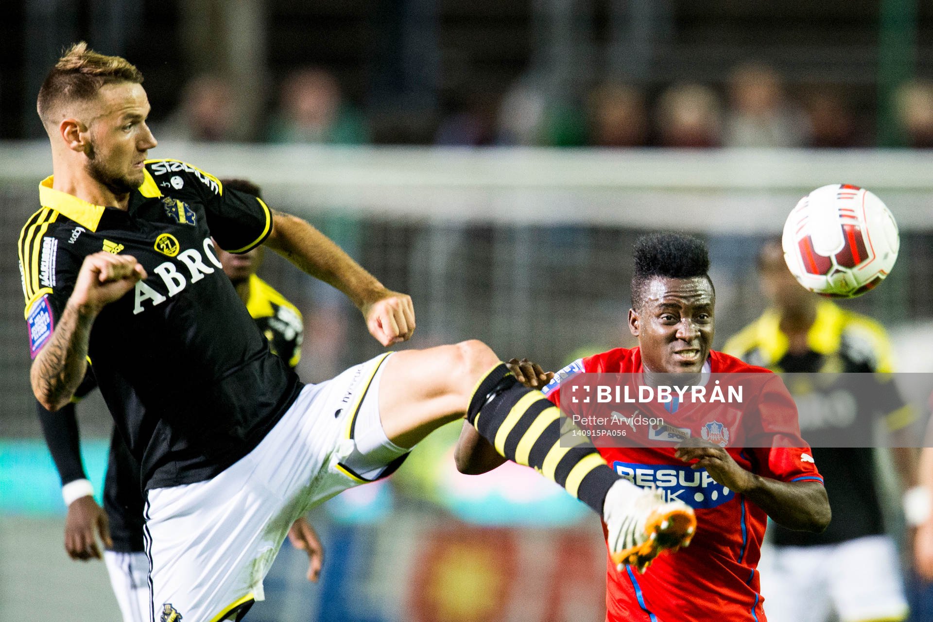 AIK:s Alexander Milosevic och Helsingborgs David Accam under fotbollsmatchen i Allsvenskan mellan Helsingborg och AIK den 15 september 2014 i Helsingborg.