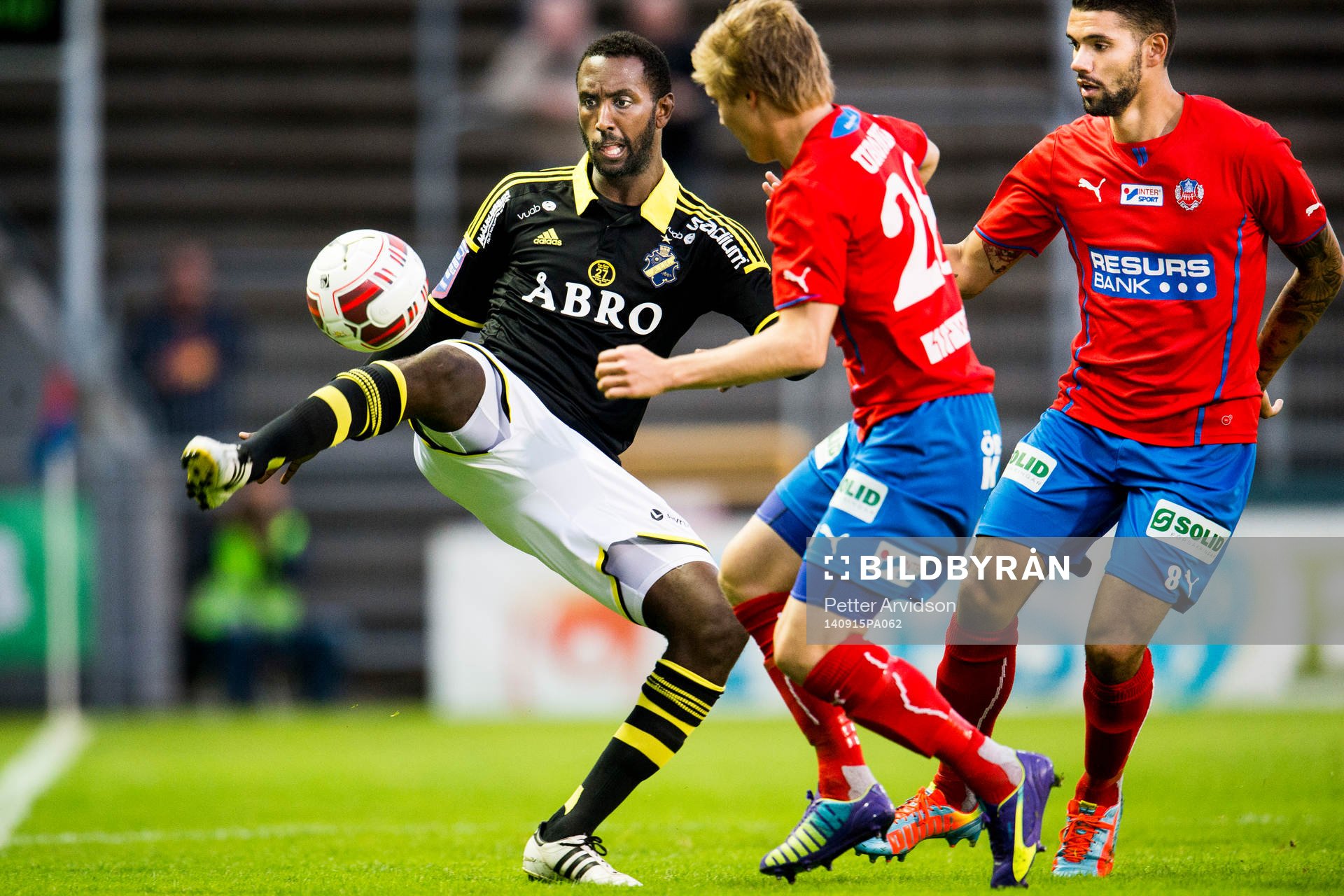 s Henok Goitom mot Helsingborgs Jere Uronen och Victor