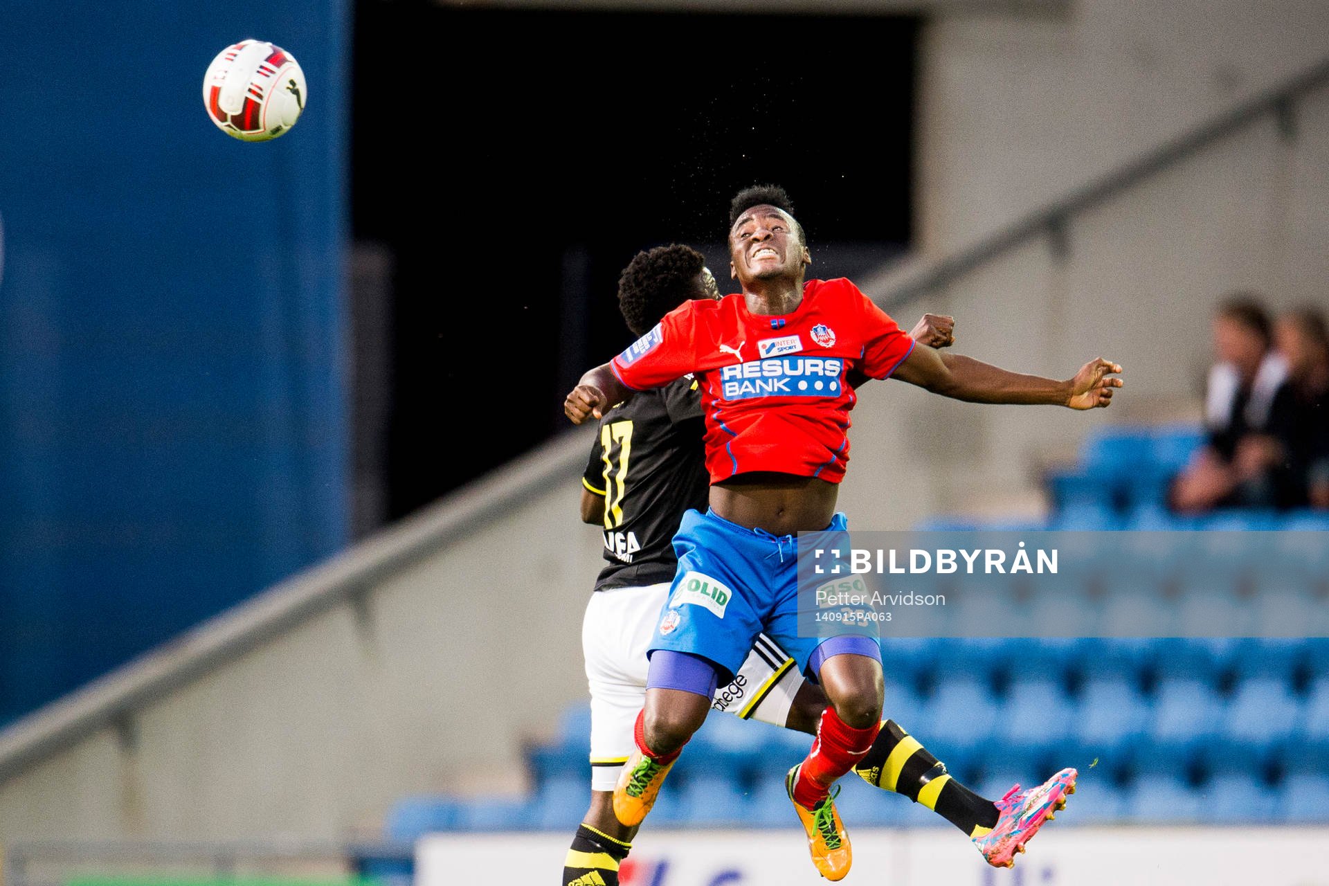 Helsingborgs David Accam i nickduell med AIK:s Ebenezer Ofori under fotbollsmatchen i Allsvenskan mellan Helsingborg och AIK den 15 september 2014 i Helsingborg.