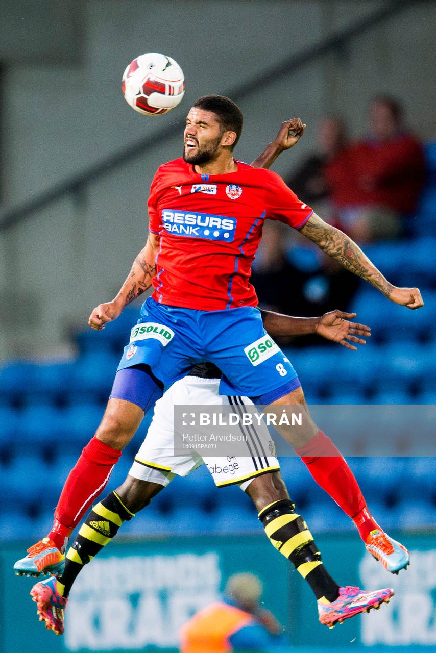 Helsingborgs Mikael Dahlberg i nickduell med AIK:s Ebenezer Ofori under fotbollsmatchen i Allsvenskan mellan Helsingborg och AIK den 15 september 2014 i Helsingborg.
