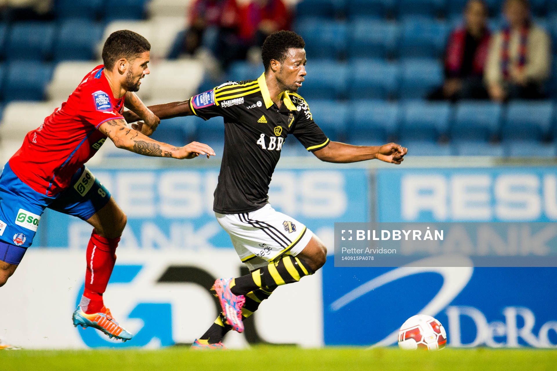 s Ebenezer Ofori jagas av Helsingborgs Victor Palsson