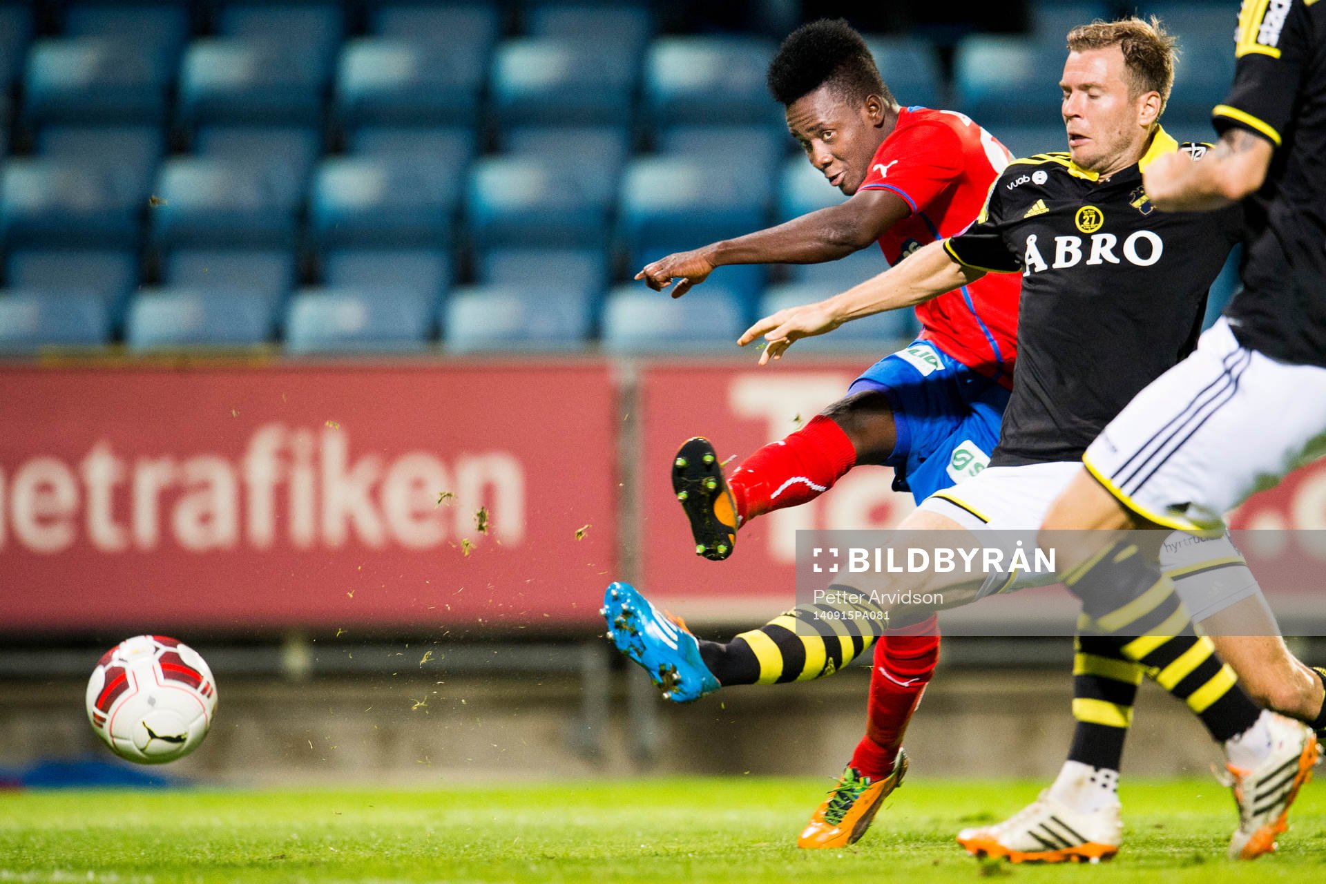 Helsingborgs David Accam skjuter i kamp med AIK:s Per Karlsson under fotbollsmatchen i Allsvenskan mellan Helsingborg och AIK den 15 september 2014 i Helsingborg.
