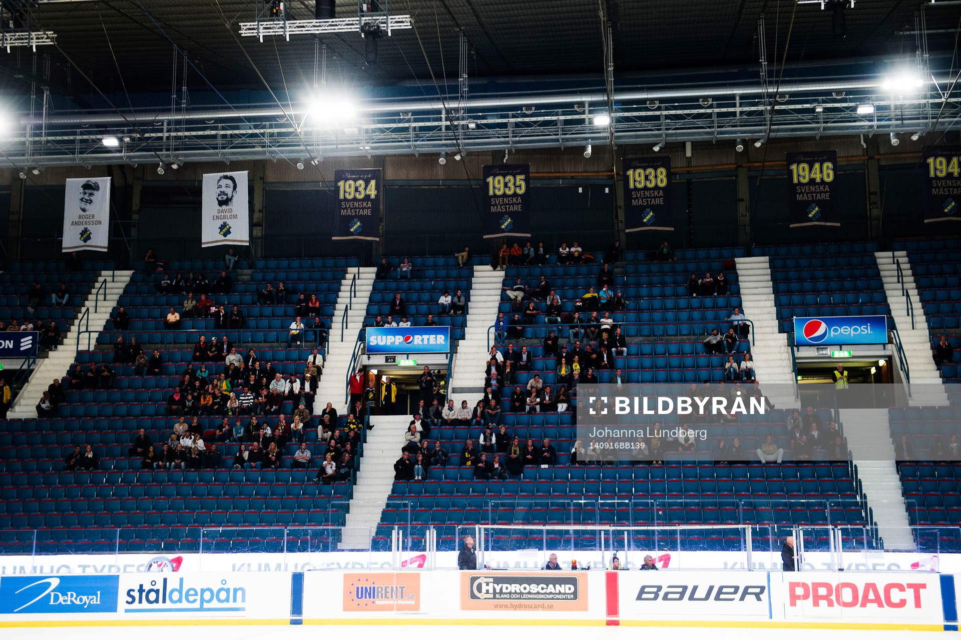 Glest på läktarna på Hovet