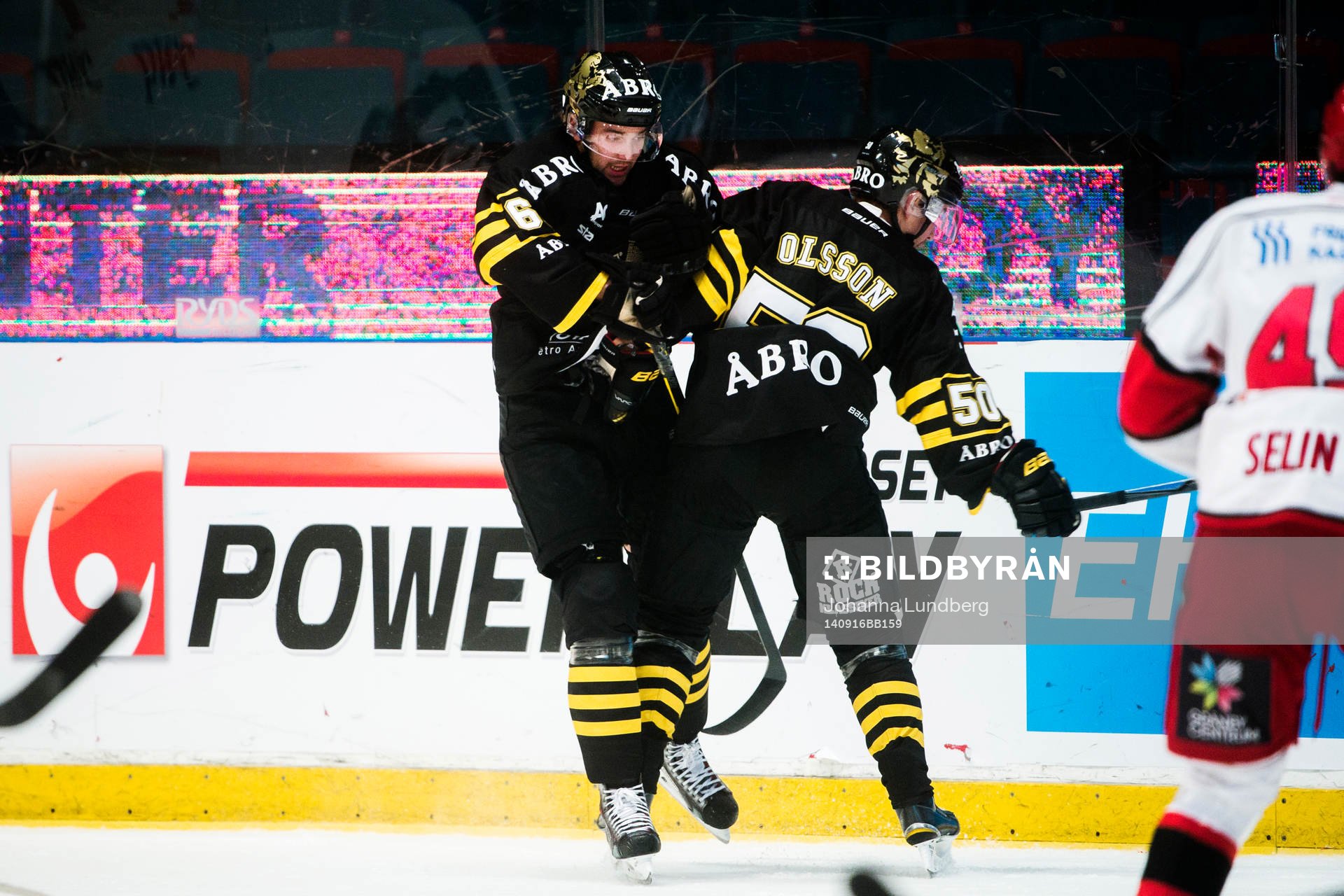 s Joakim Hagelin och Robin Olsson krockar med varandra