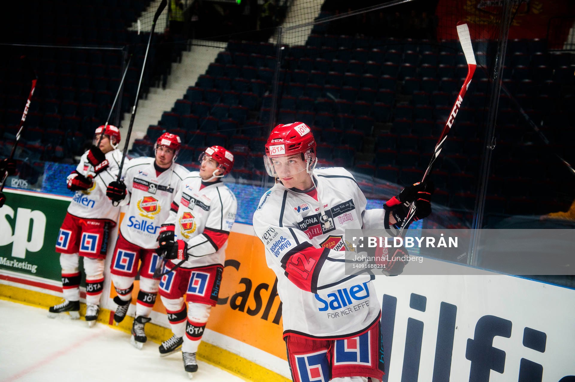 Almtunas spelare med Martin Karlsson längst fram jublar