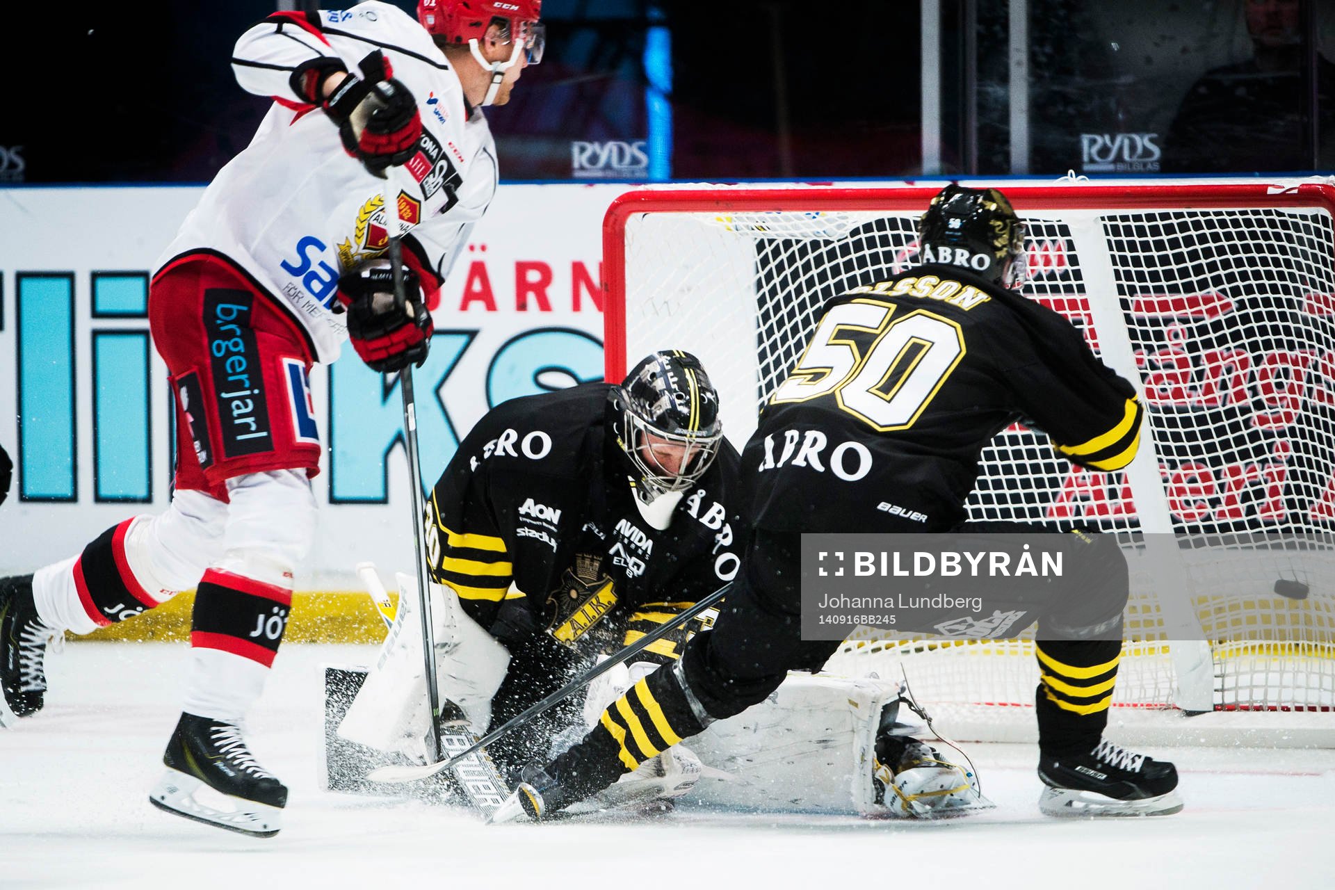 s målvakt Alexander Hamberg släpper in 2-3 av Almtunas