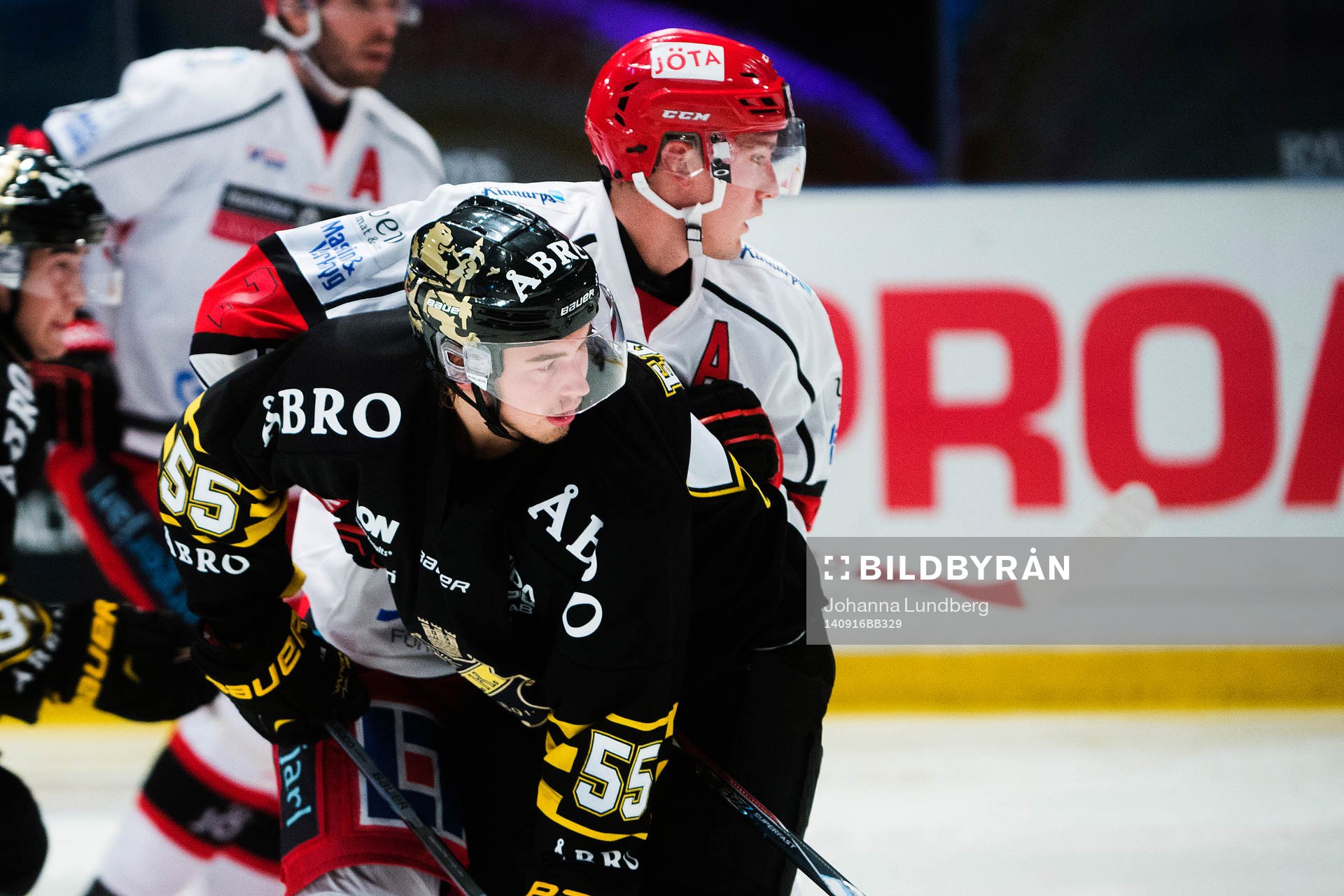 s Victor Ekarv hålls fast av Almtunas Fredrik Sandgren