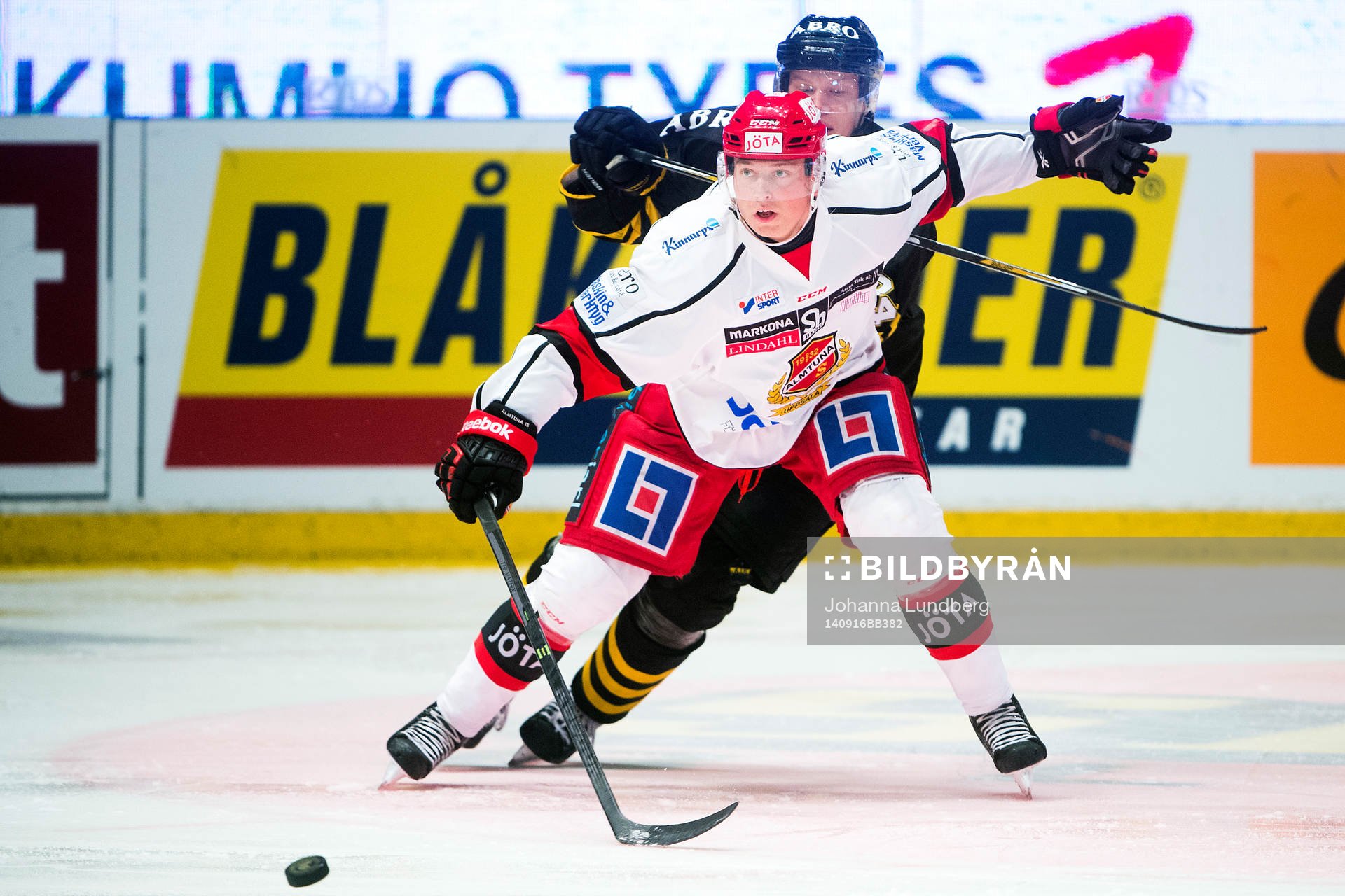s Patric Blomdahl bakom Almtunas Victor Aronsson