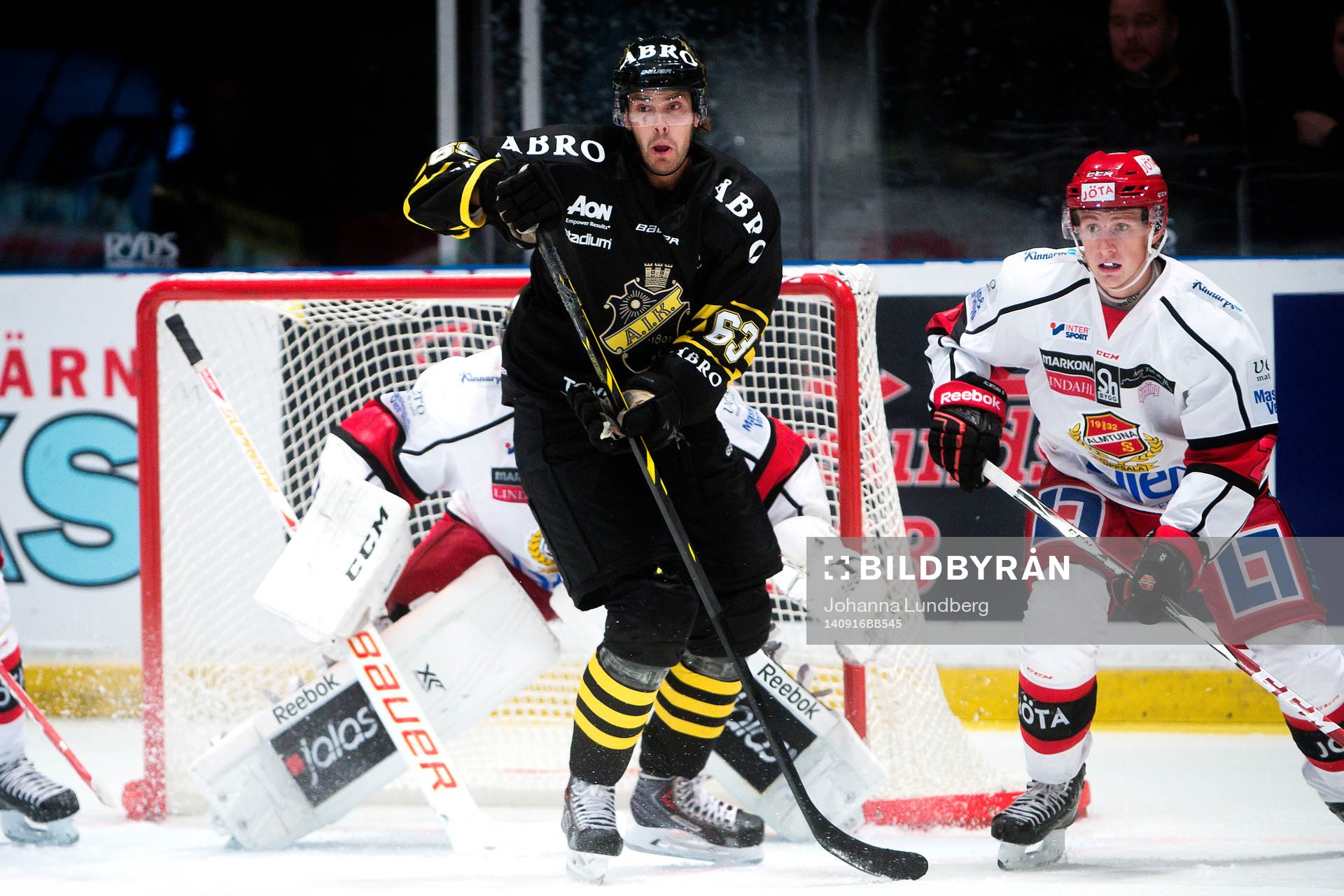 s Joakim Hagelin framför mål