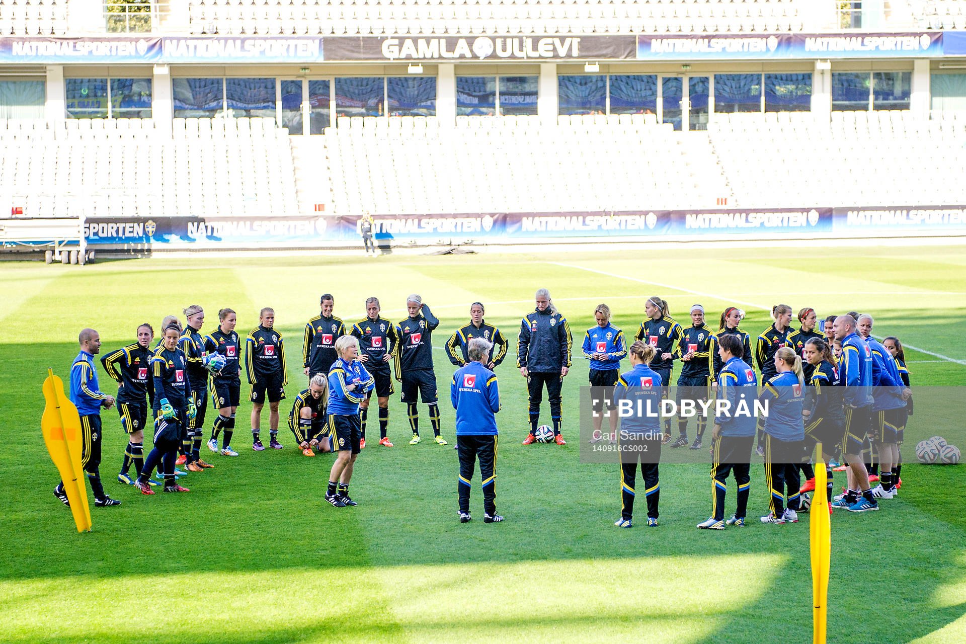 Tränarna har genomgång innan en träning med landslaget i