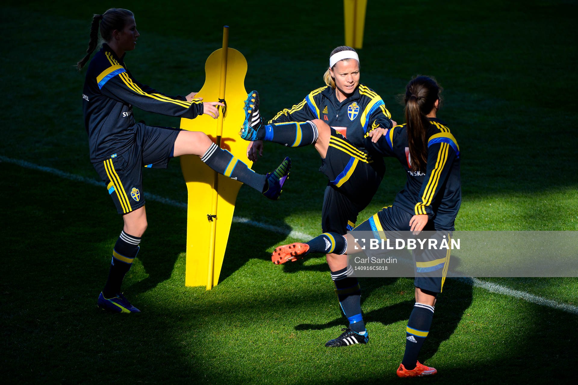 Sara Thunebro värmer upp under en träning med landslaget i fotboll den 16 september 2014 i Göteborg.