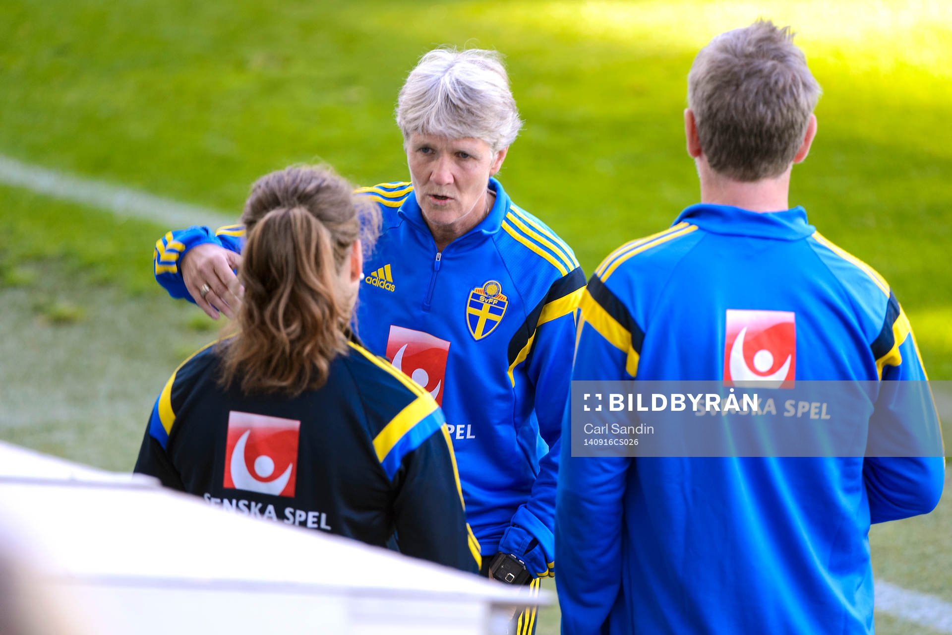 Förbundskapten Pia Sundhage pratar med Antonia Göransson