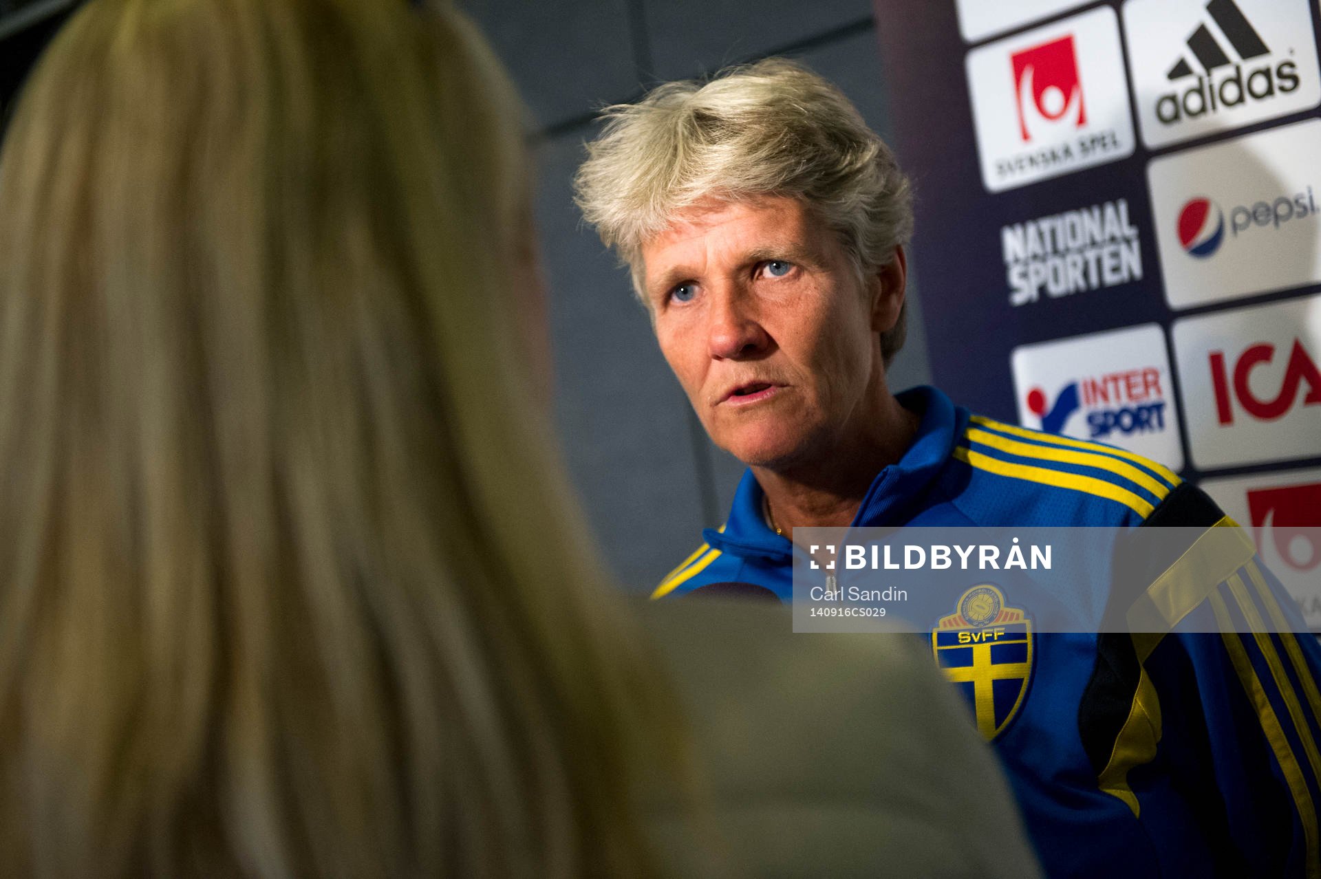 Förbundskapten Pia Sundhage blir intervjuad av SVT