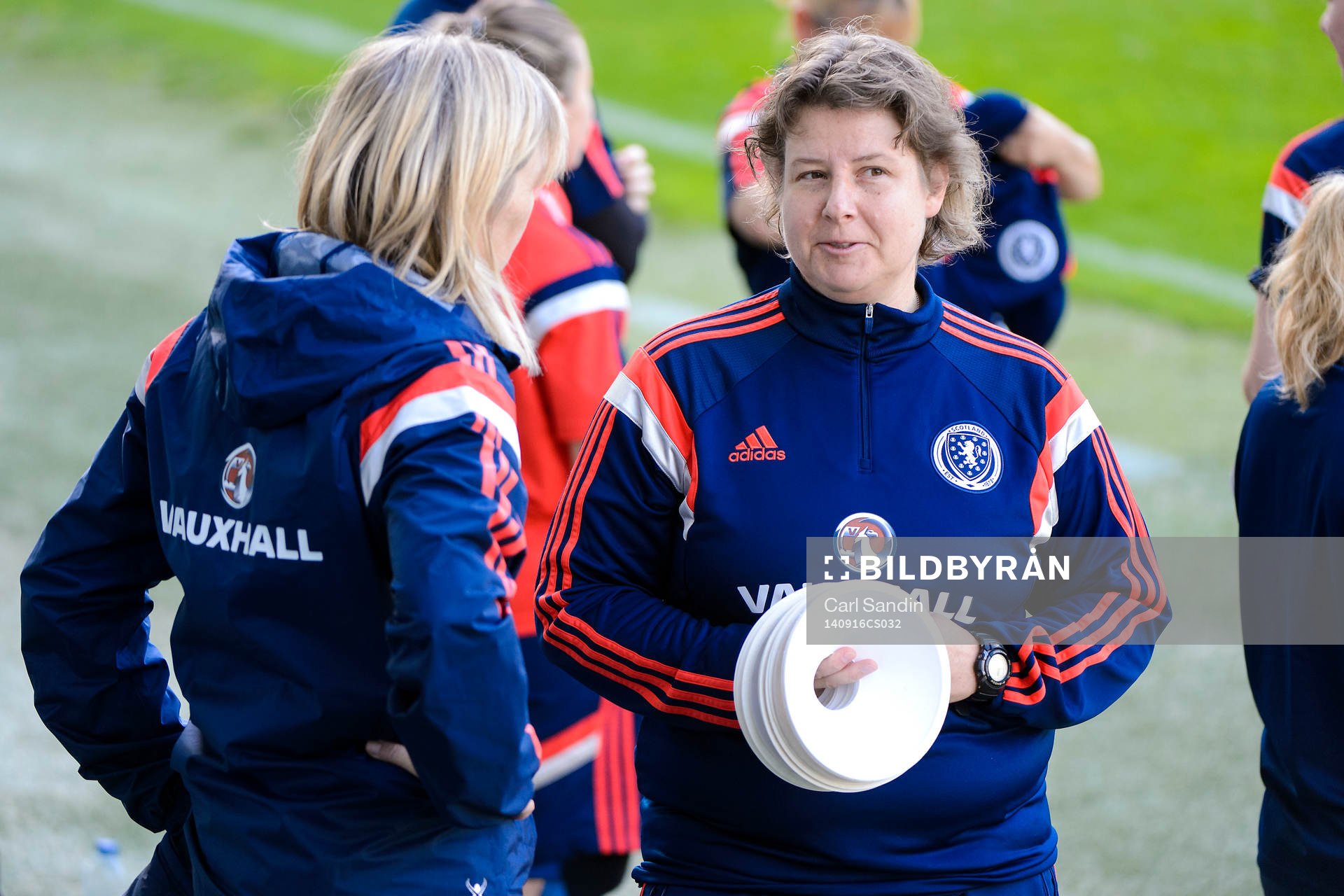 Skottlands förbundskapten Anna Signeul (vänd från kameran) pratar med assisterande förbundskapten Ann-Helen Grahm under en träning med Skottlands landslag i fotboll den 16 september 2014 i Göteborg.