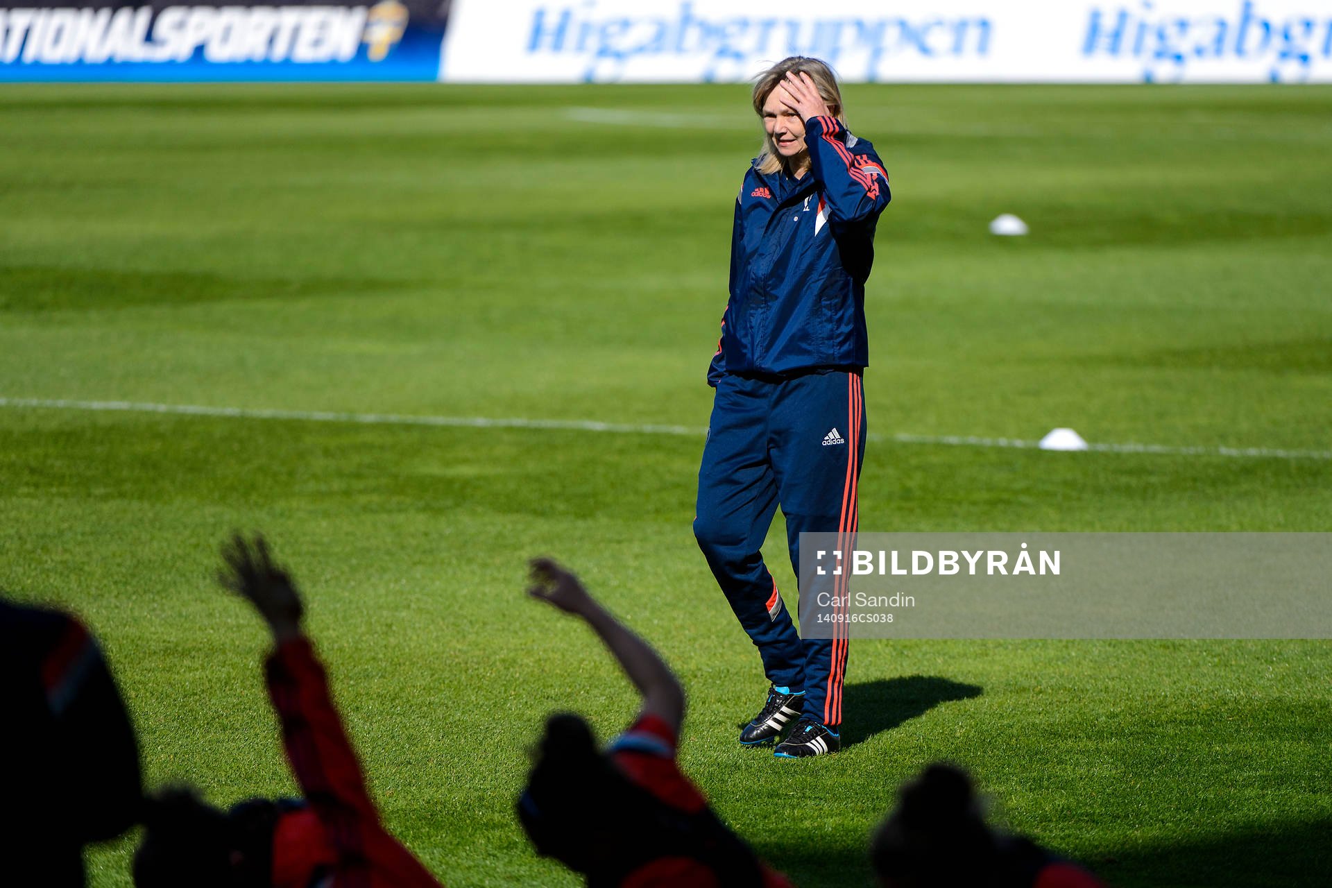 Skottlands förbundskapten Anna Signeul under en träning med Skottlands landslag i fotboll den 16 september 2014 i Göteborg.