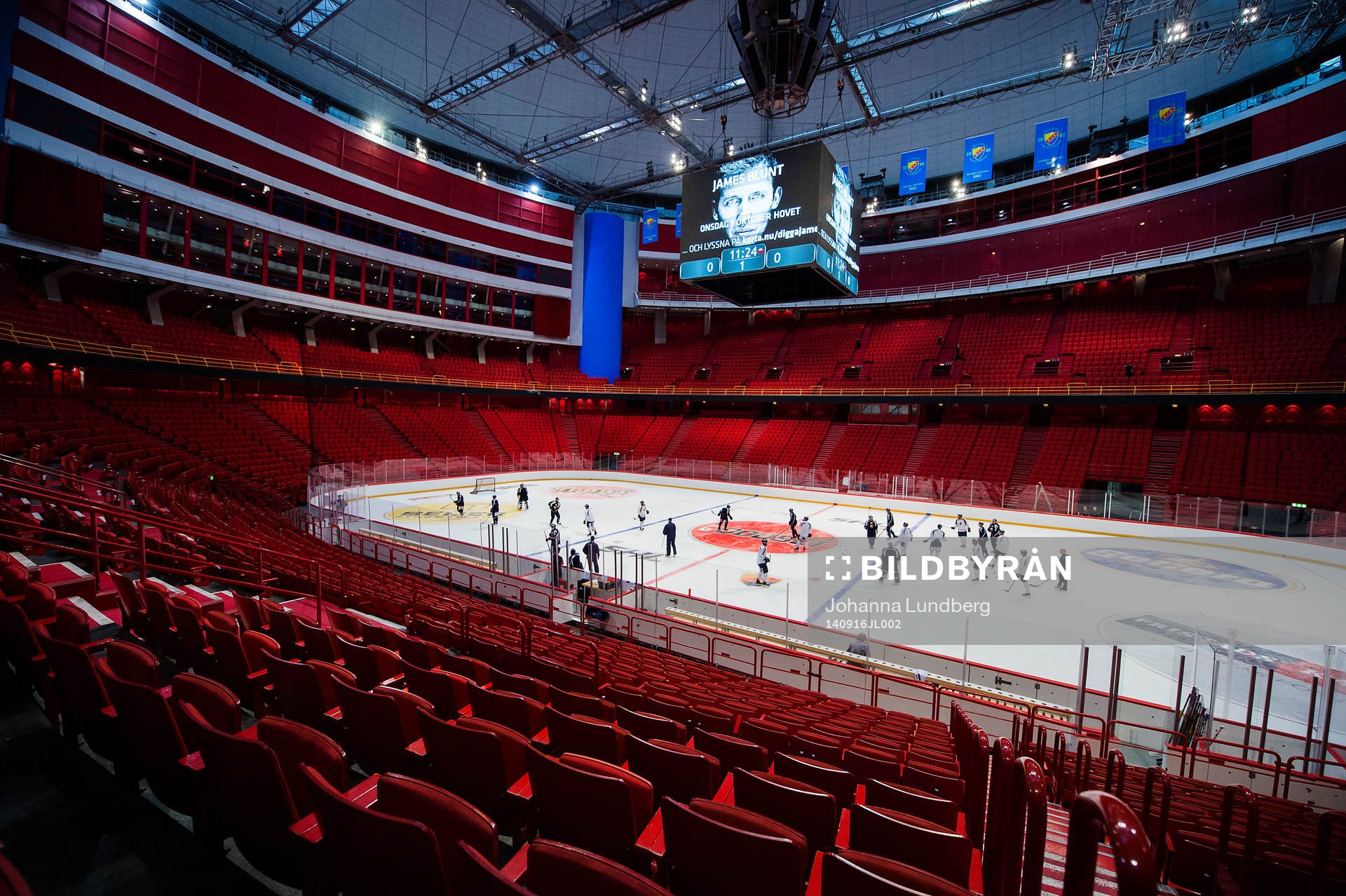Djurgårdens spelare värmer upp i Globen