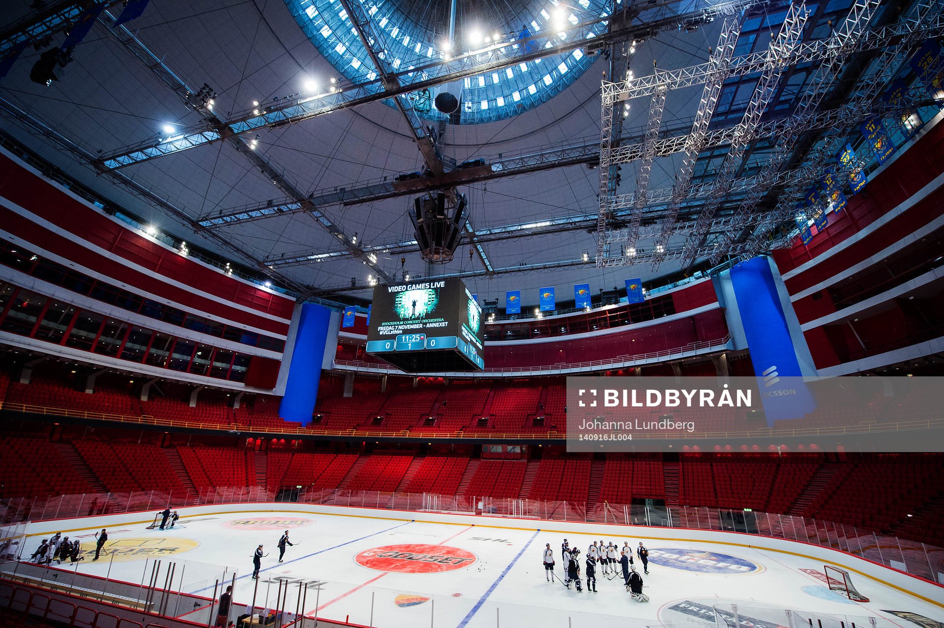 Djurgårdens spelare värmer upp i Globen