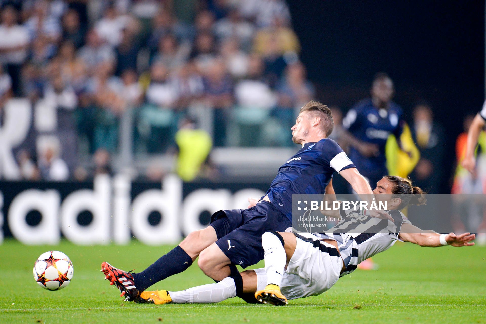 s Markus Rosenberg fälls av Juventus Martin Caceres