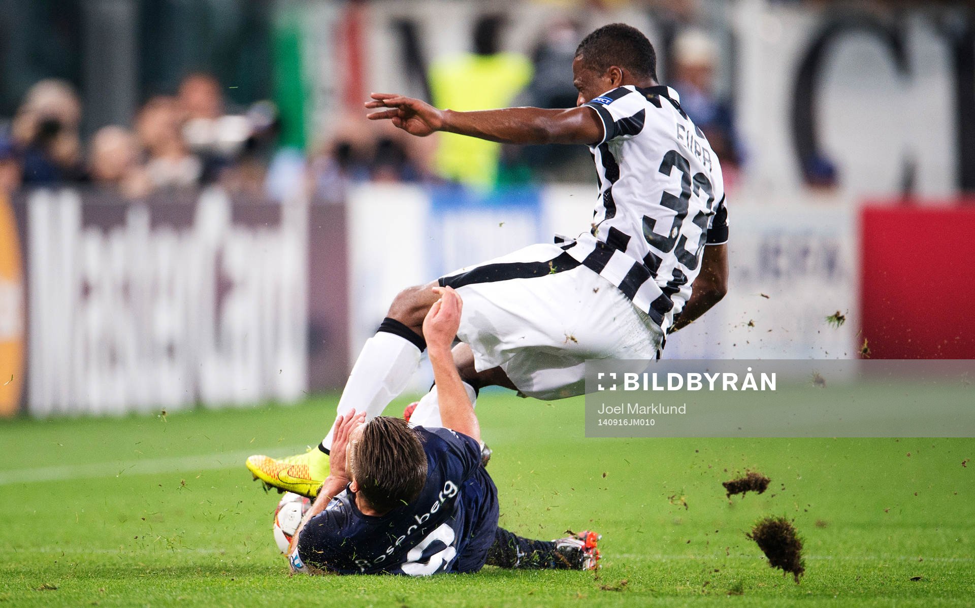 s Markus Rosenberg tacklar Juventus Patrice Evra