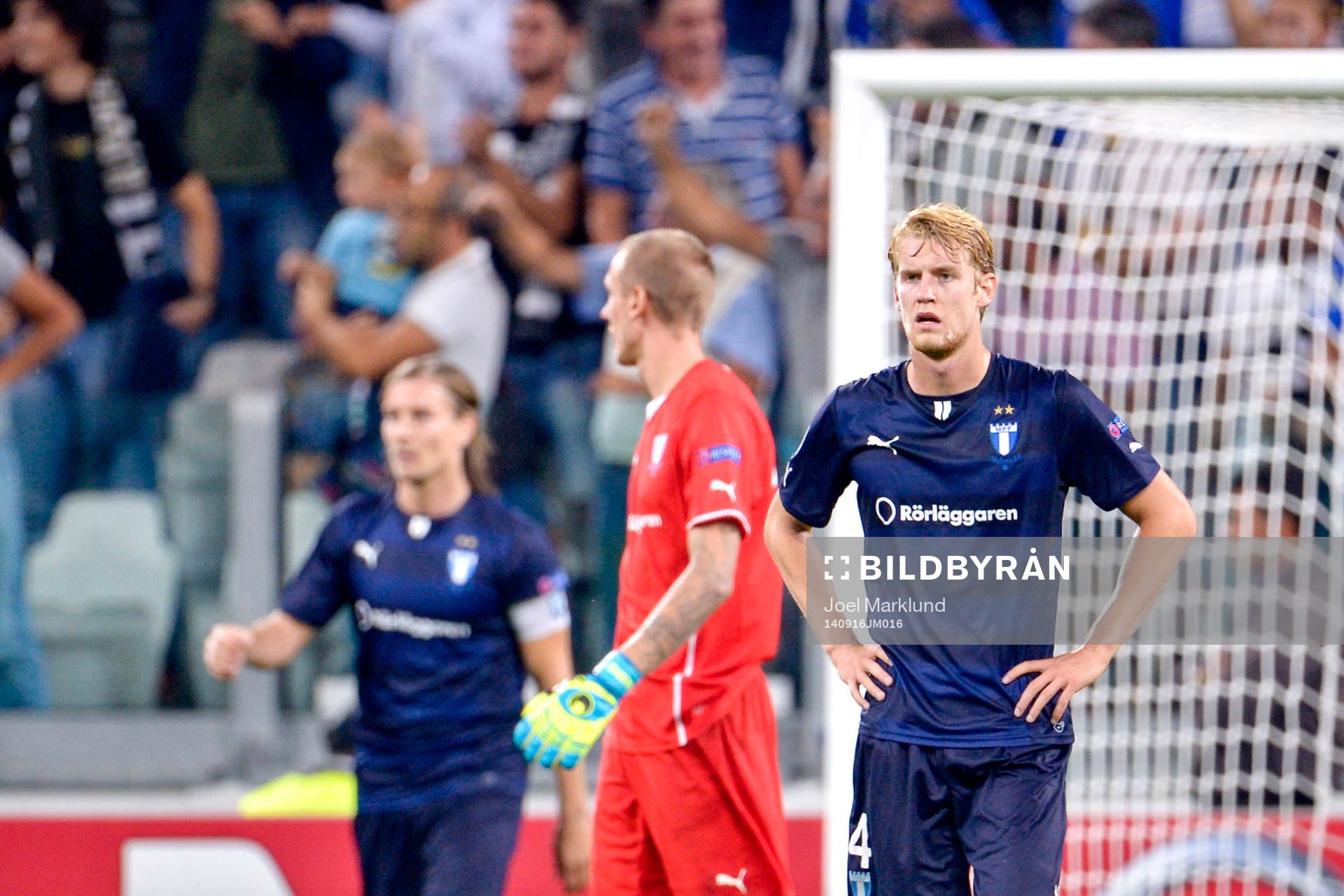 s målvakt Robin Olsen och Filip Helander deppar