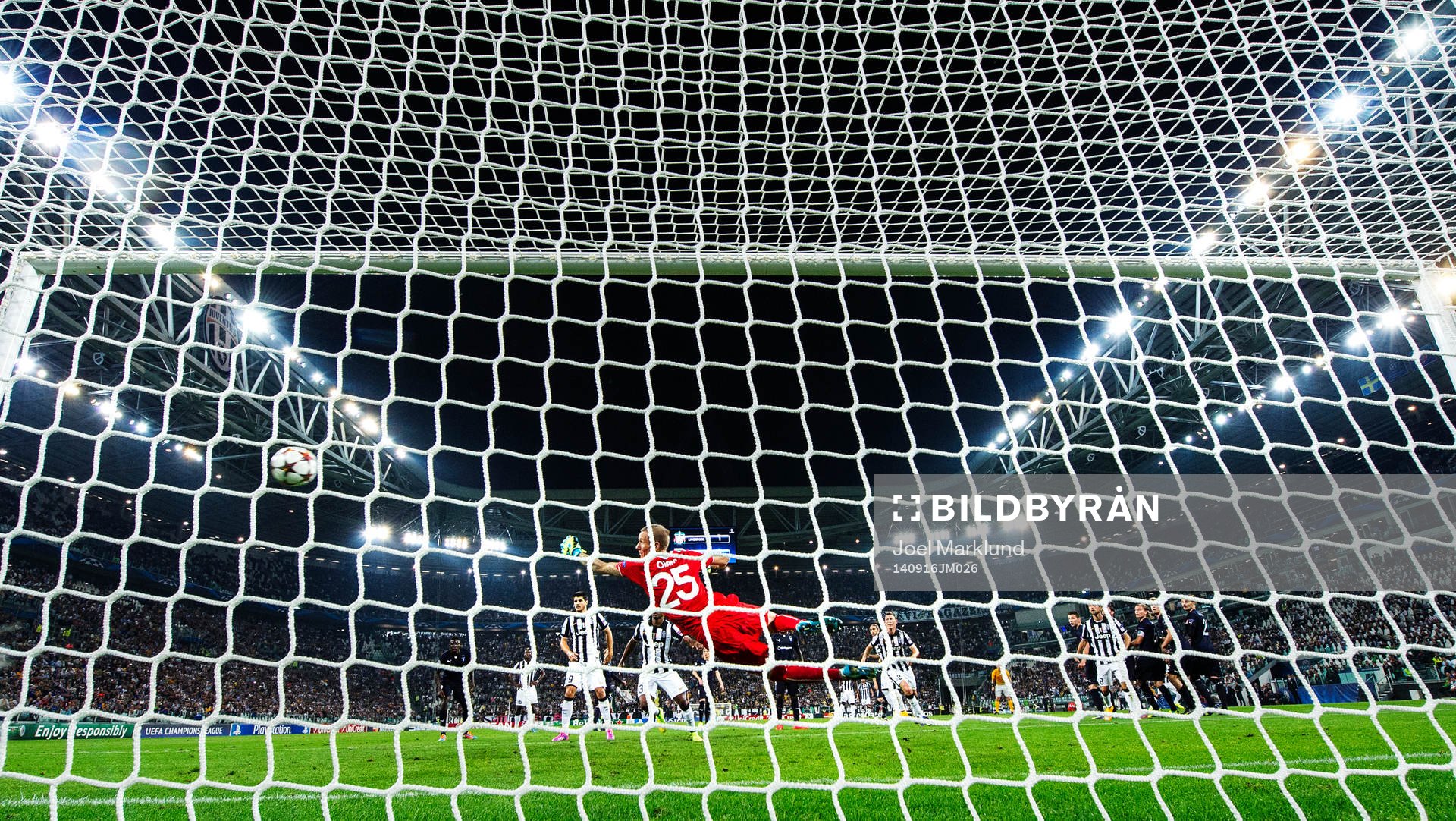 s målvakt Robin Olsen släpper in 2-0 från Juventus