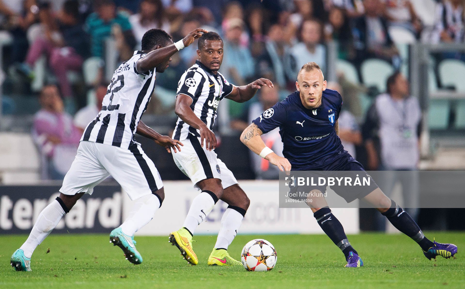 Juventus Kwadwo Asamoah och Patrice Evra utmanas av Malmö