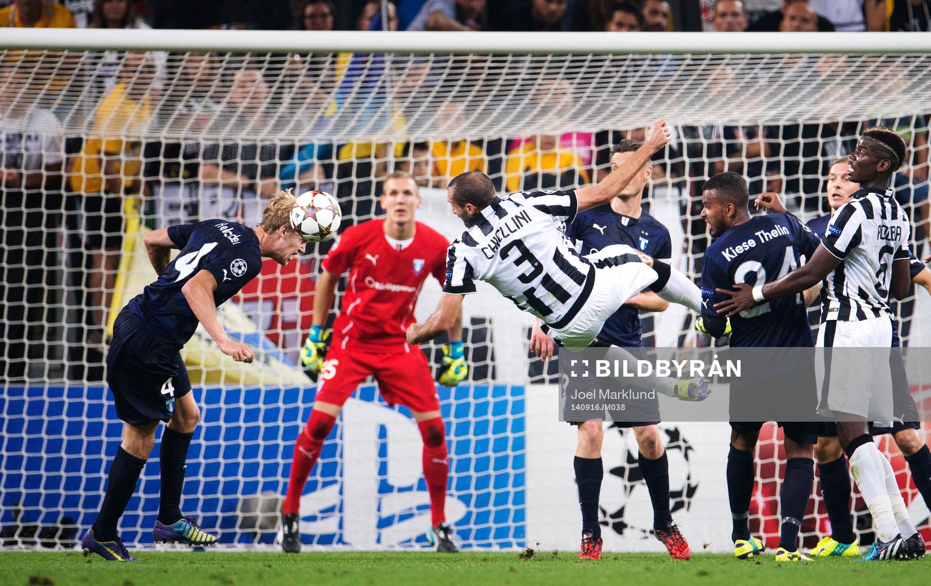 s Filip Helander nickar undan bollen när Juventus Giorgio