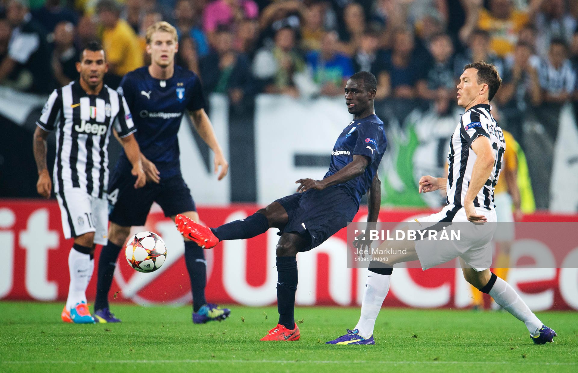 s Enock Kofi Adu passar bollen