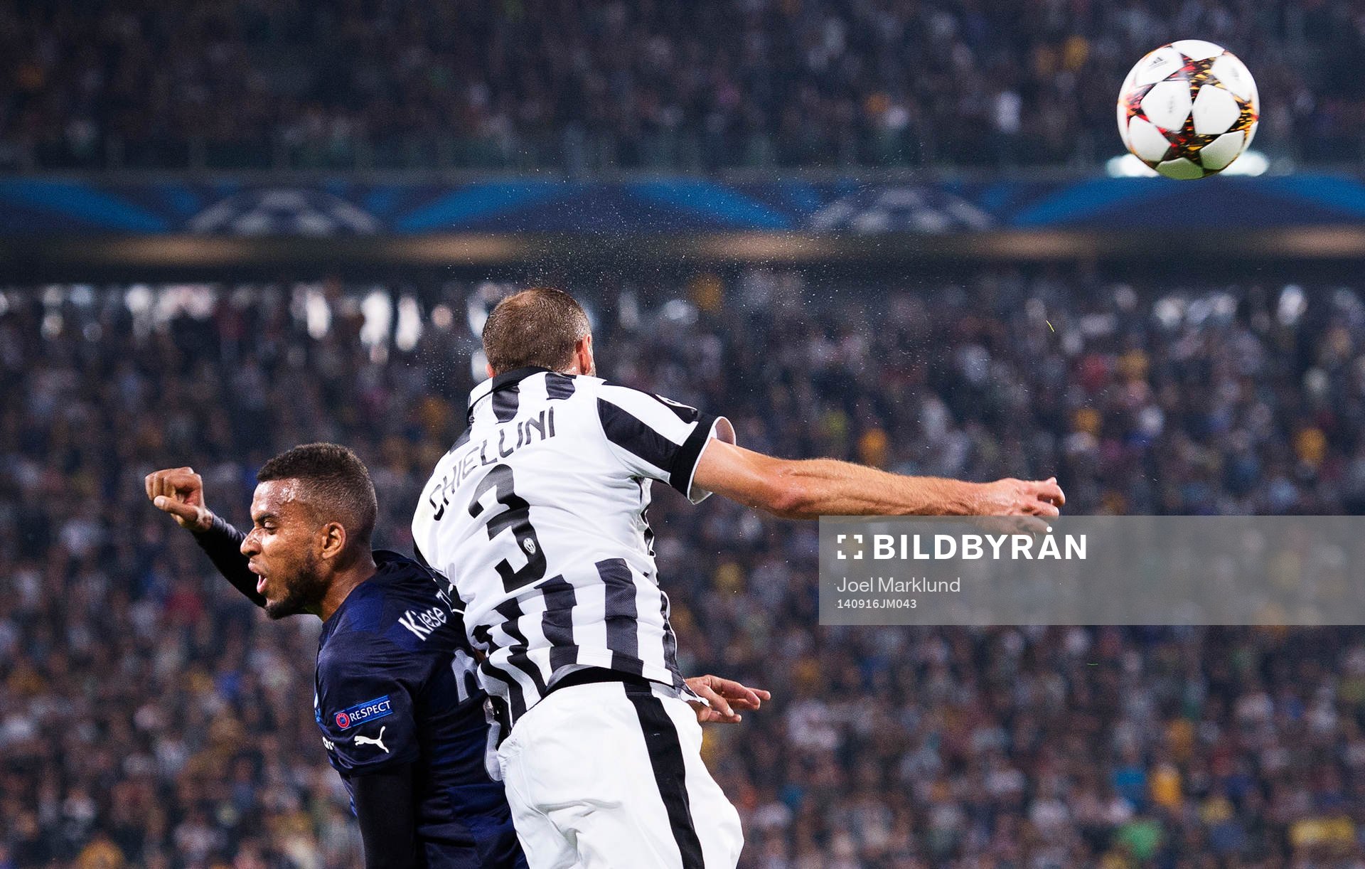 s Isaac Kiese Thelin förlorar en nickduell mot Juventus