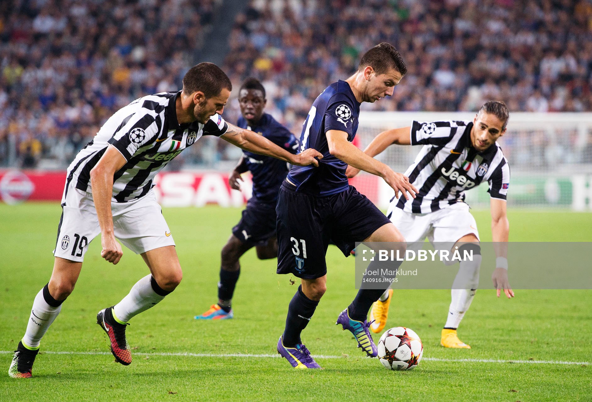 Juventus Leonardo Bonucci och Martin Caceres utmanas av