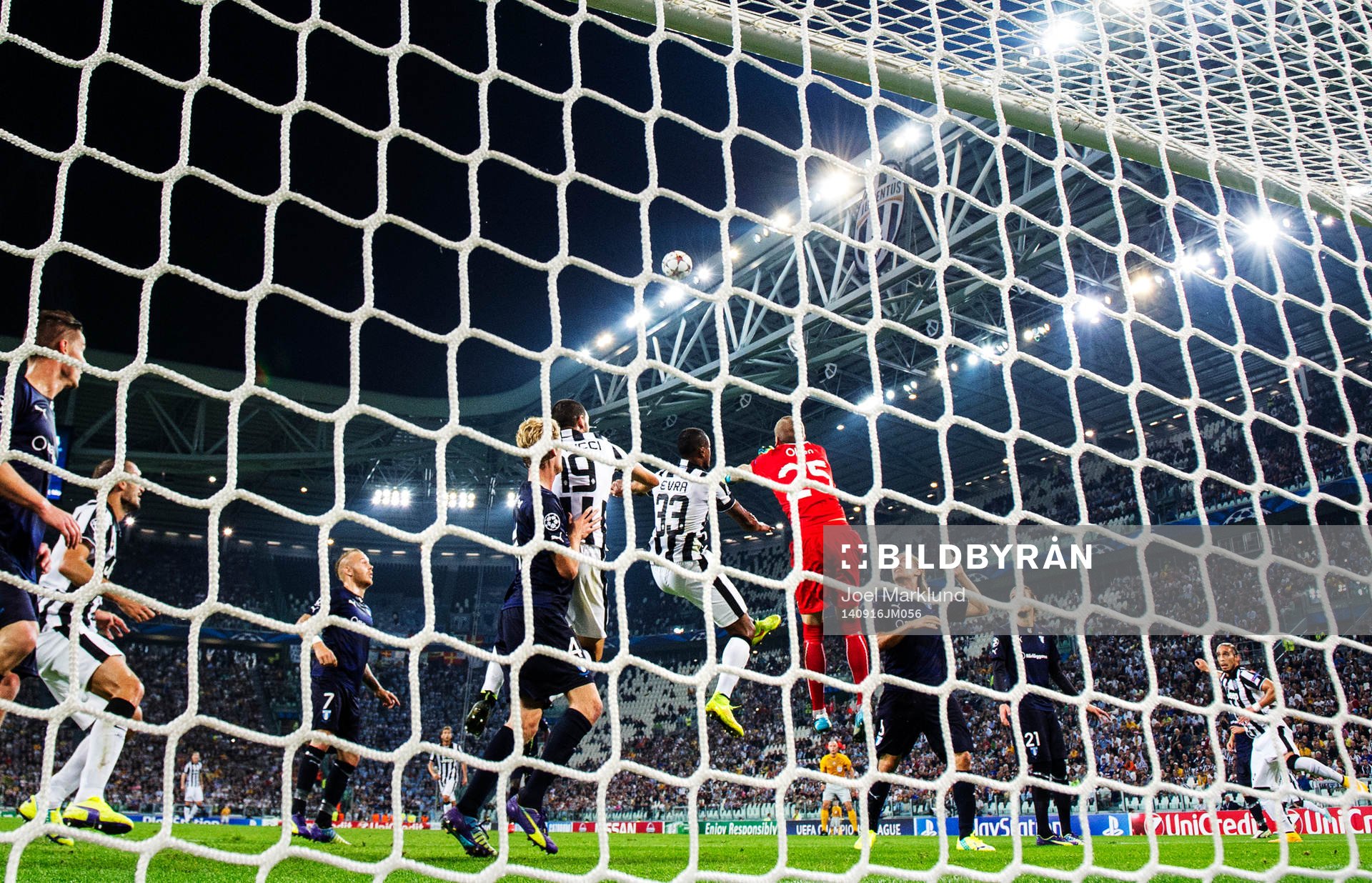 Juventus Leonardo Bonucci och Patrice Evra oroar framför Malmö FF:s målvakt Robin Olsen under fotbollsmatchen i Champions League mellan Juventus och Malmö FF den 16 september 2014 i Turin.