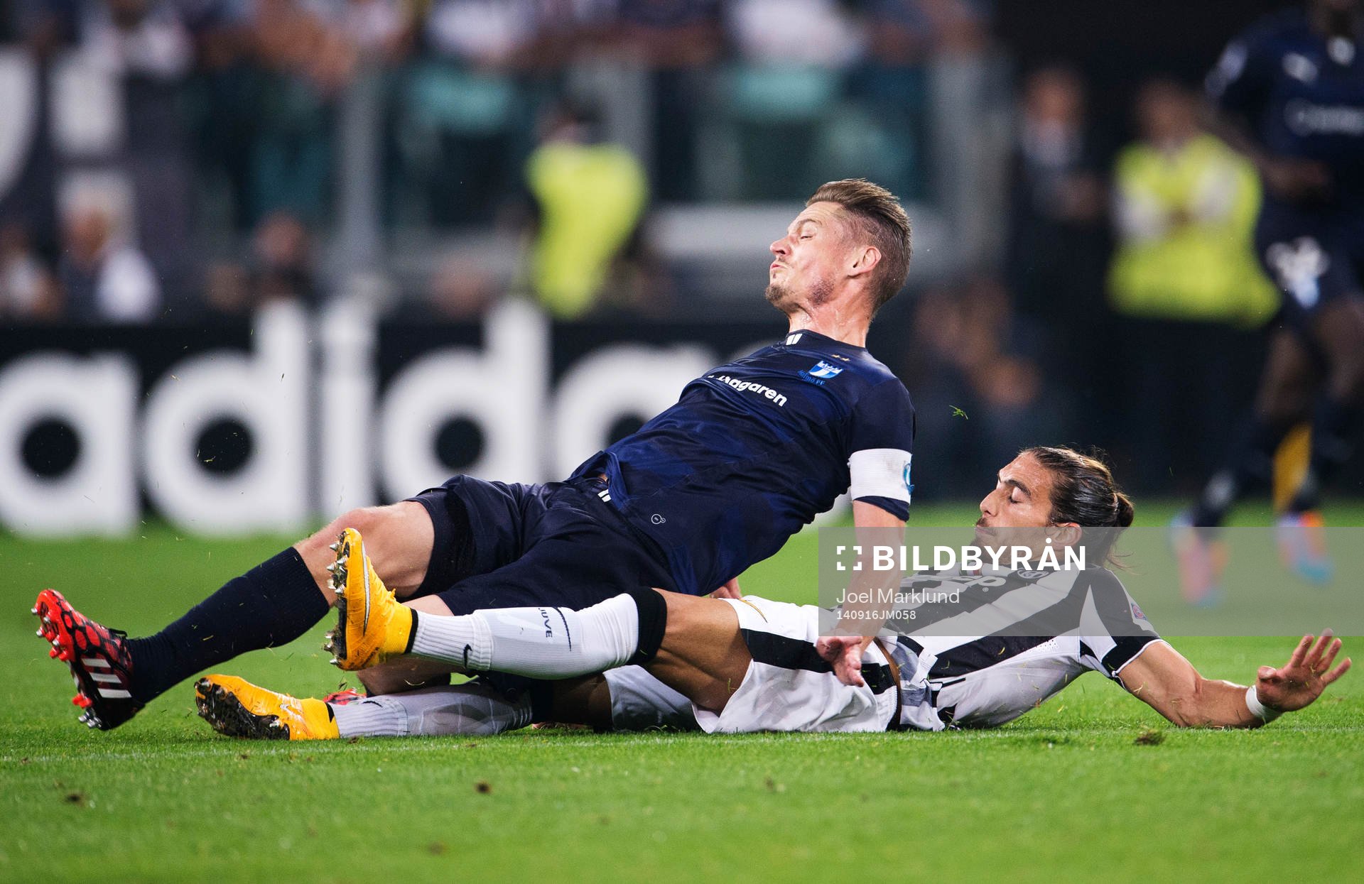 s Markus Rosenberg blir tacklad av Juventus Martin Caceres