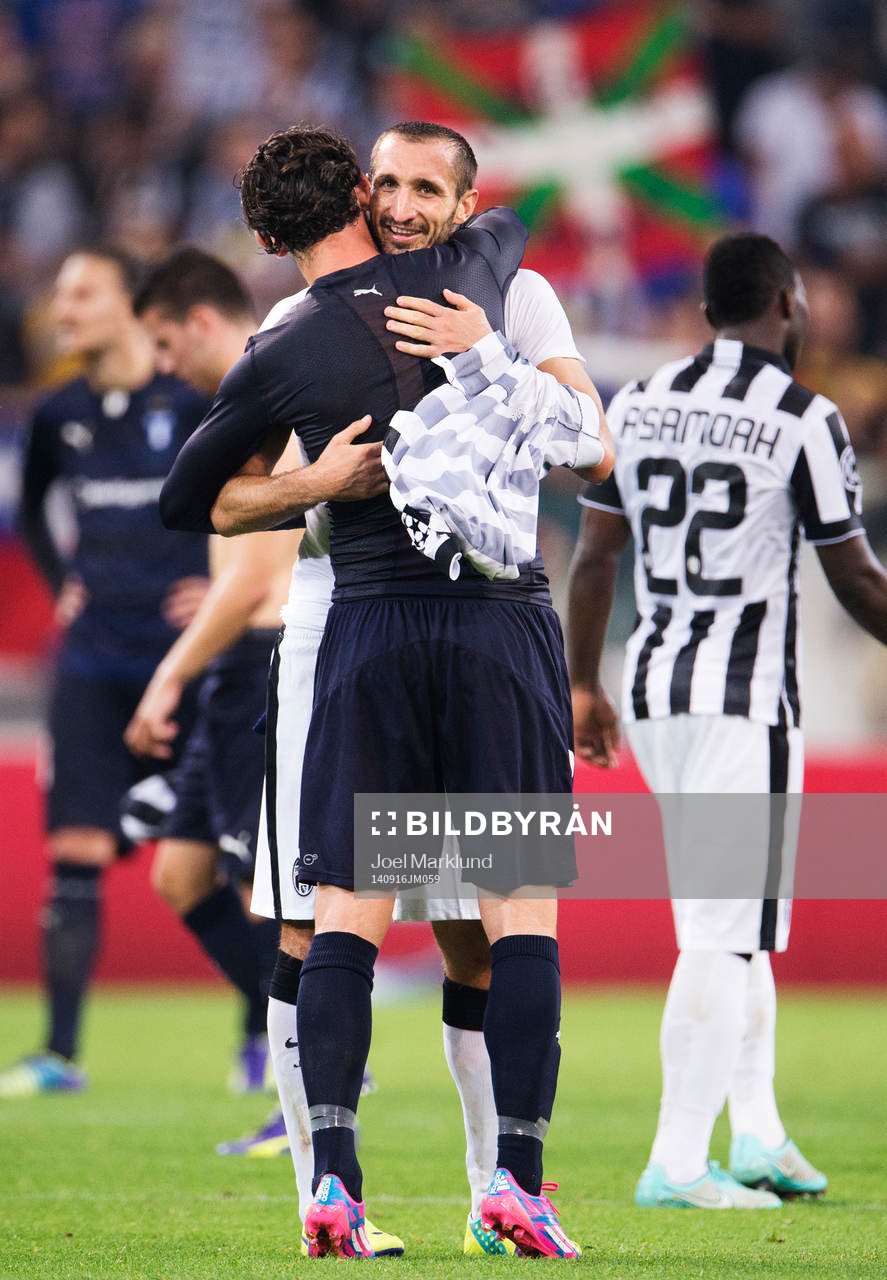 Malmö FF:s Agon Mehmeti får en kram av Juventus Giorgio Chiellini efter fotbollsmatchen i Champions League mellan Juventus och Malmö FF den 16 september 2014 i Turin.