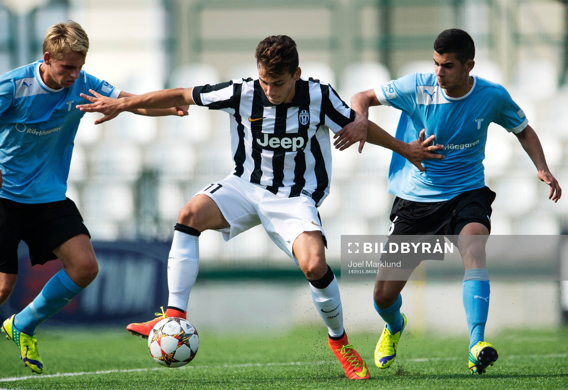 Juventus Anastosios Donis håller undan Malmö FF:s Truls Verngren och Onur Körhan under fotbollsmatchen i UEFA Youth League mellan Juventus och Malmö FF den 16 september 2014 i Turin.